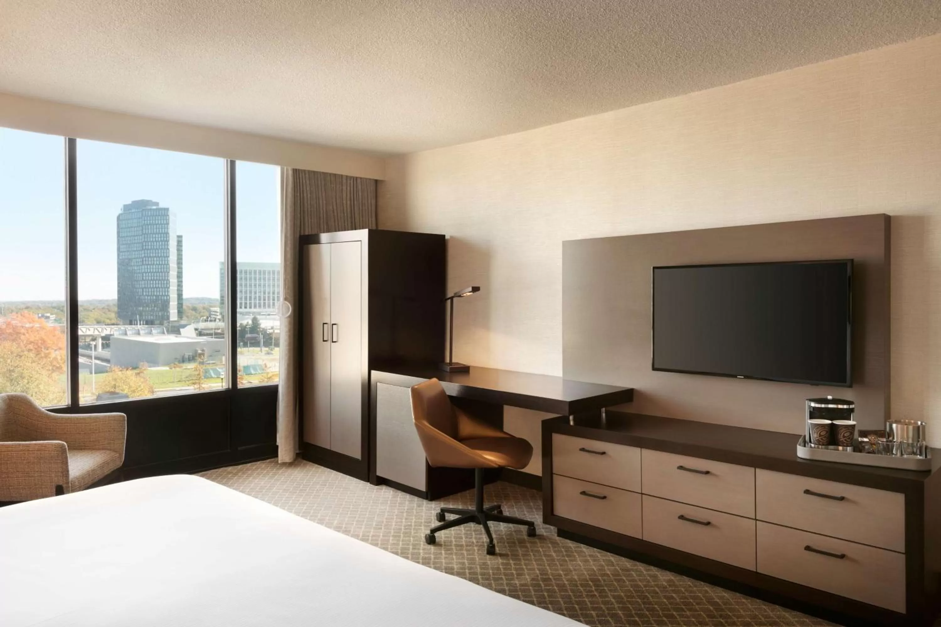 Bedroom, Bed in DoubleTree by Hilton McLean Tysons