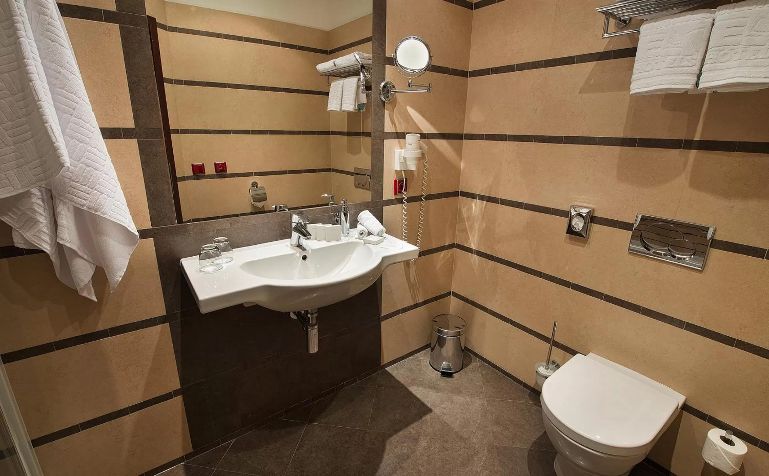 Toilet in EA Hotel Downtown