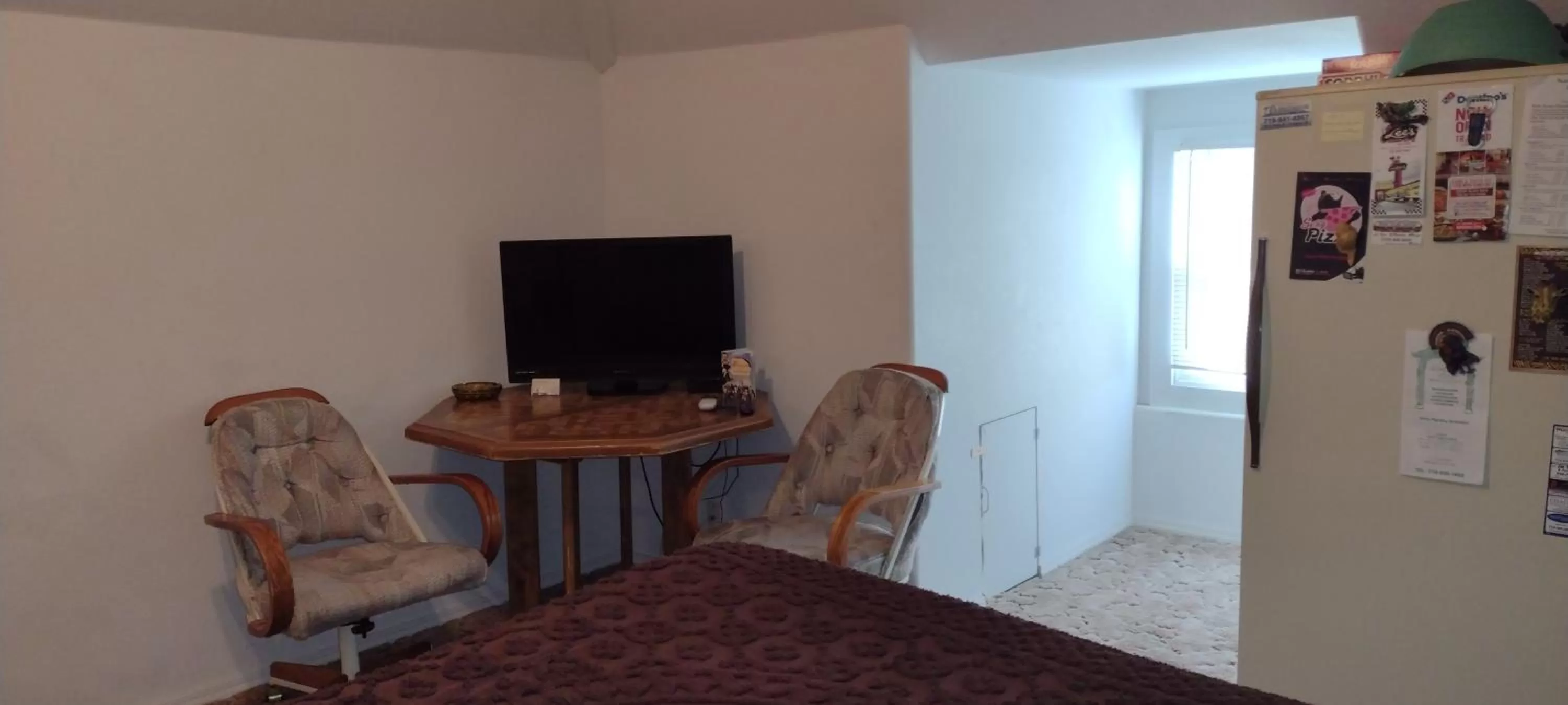 TV and multimedia in Quiet upstairs studio close to town 420 friendly