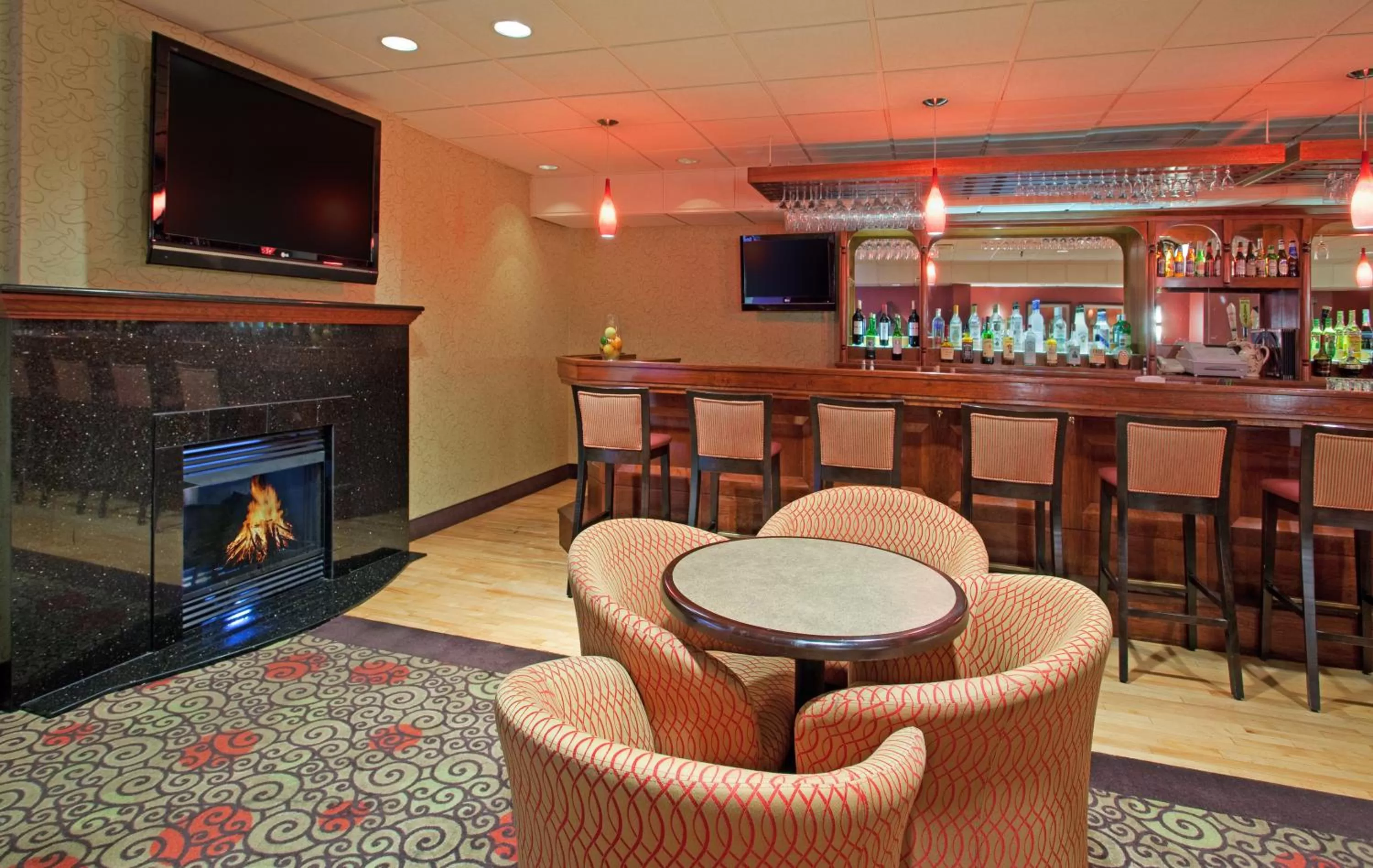 Lounge or bar in Holiday Inn Portsmouth by IHG