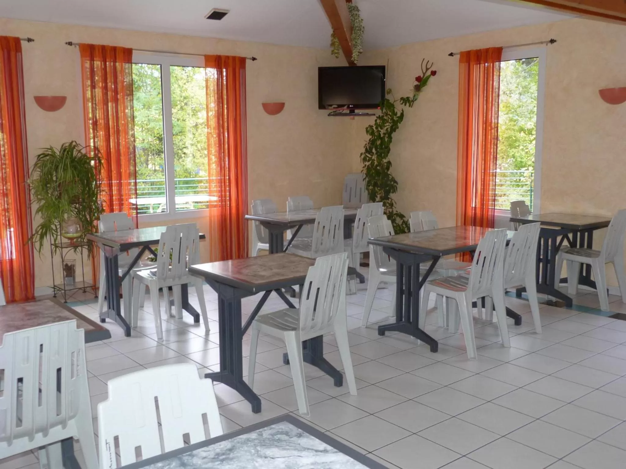 Restaurant/places to eat in Relax Hotel