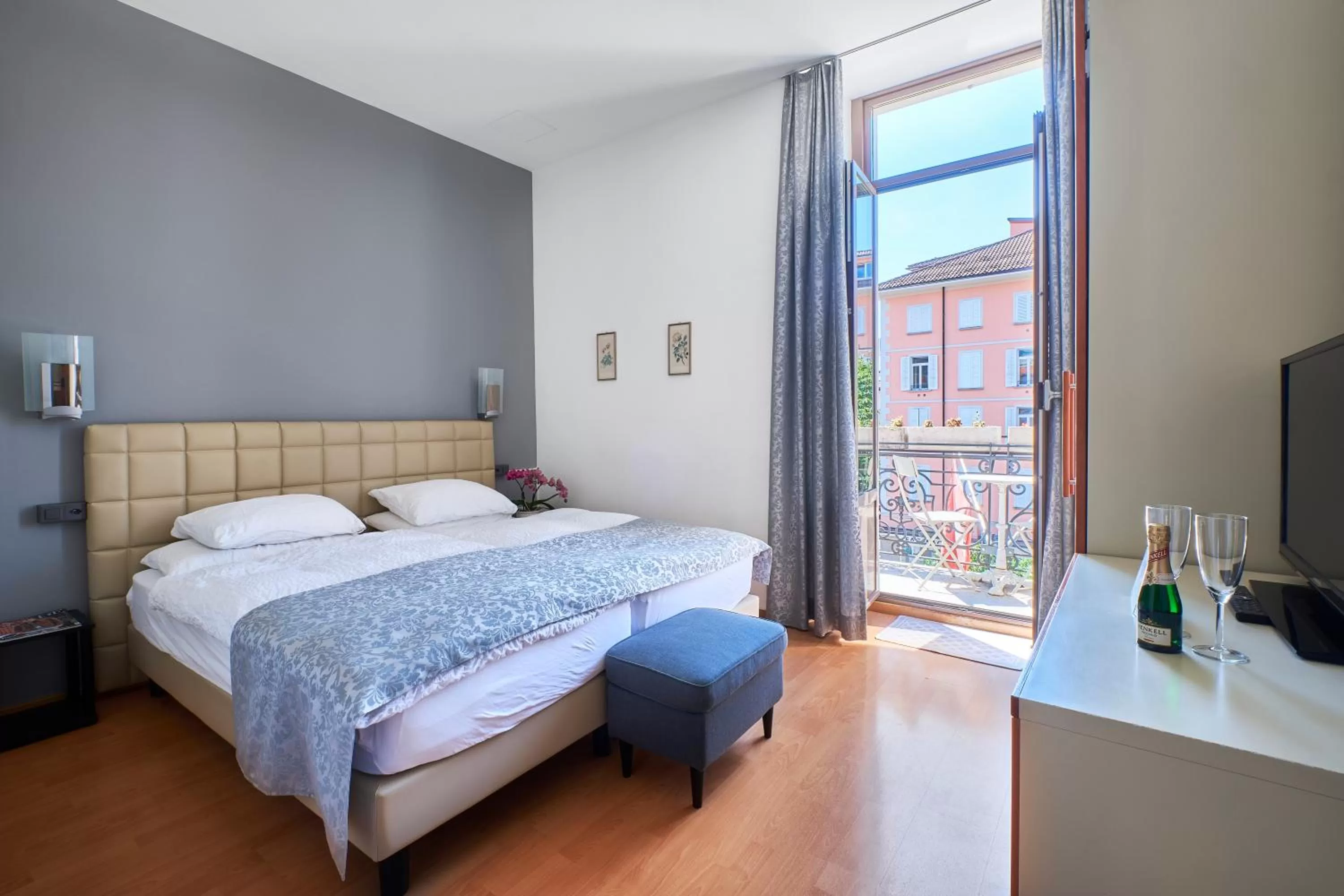 Photo of the whole room, Bed in Hotel Zurigo Downtown