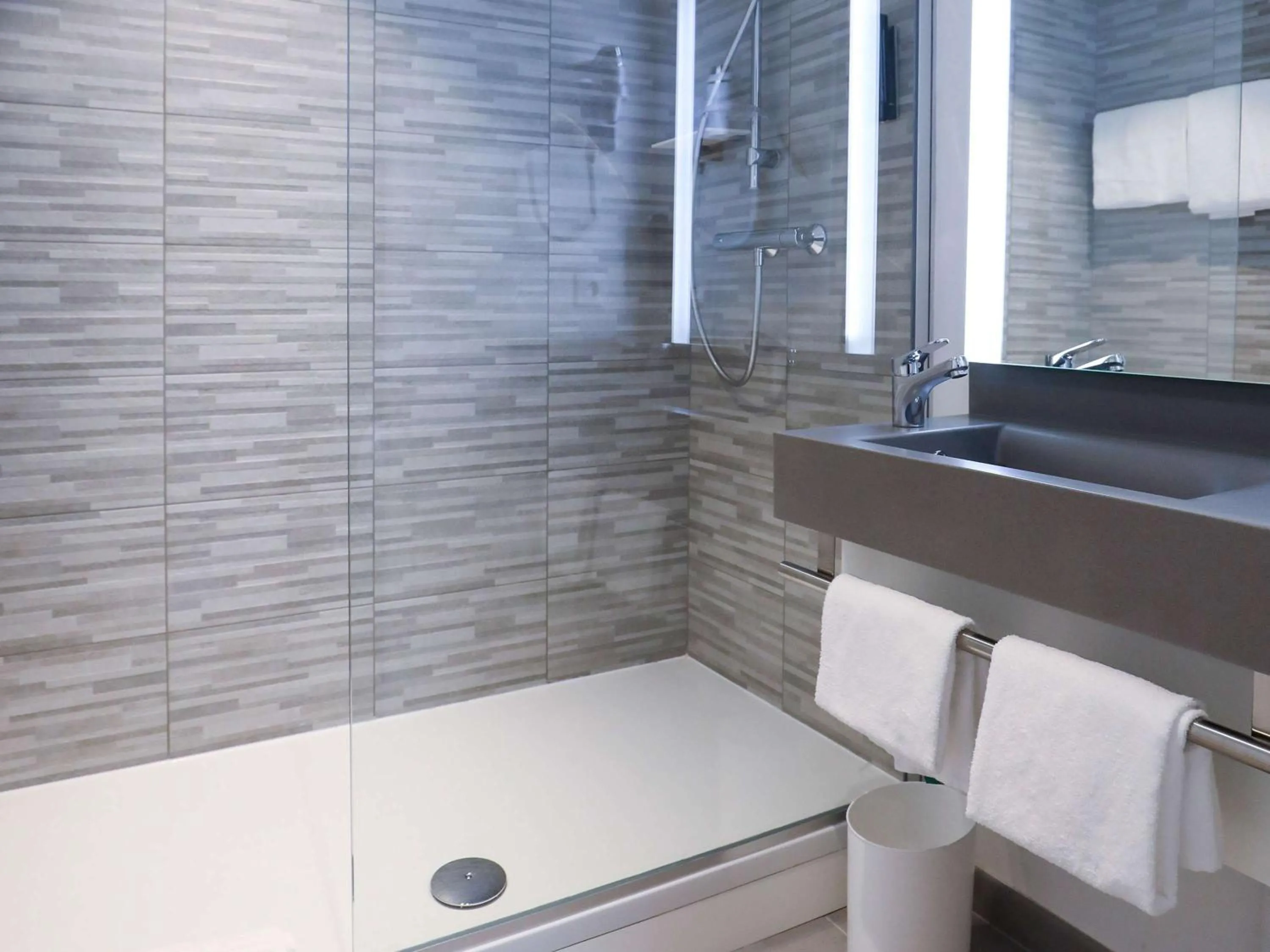 Standard Double Room in ibis Styles Puteaux Paris La Defense