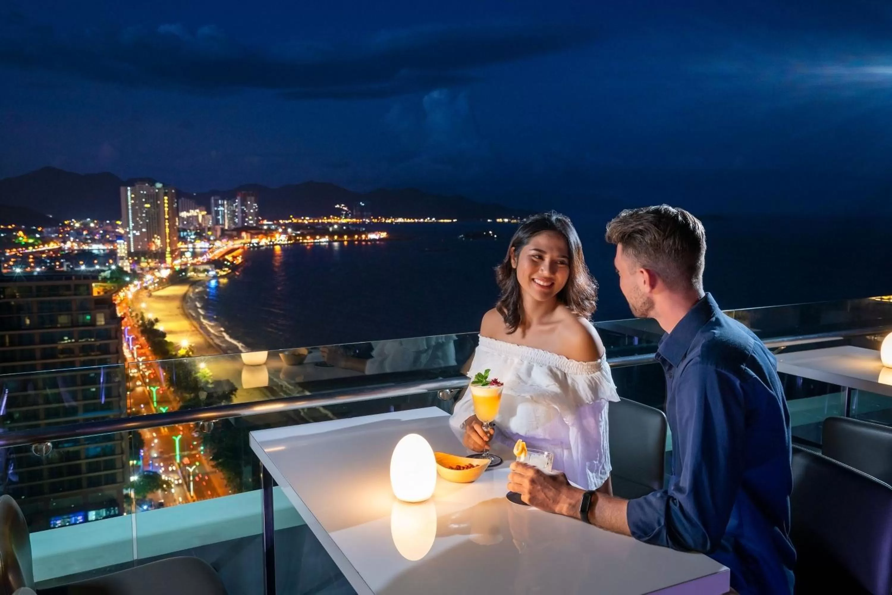 Lounge or bar in Sheraton Nha Trang Hotel & Spa