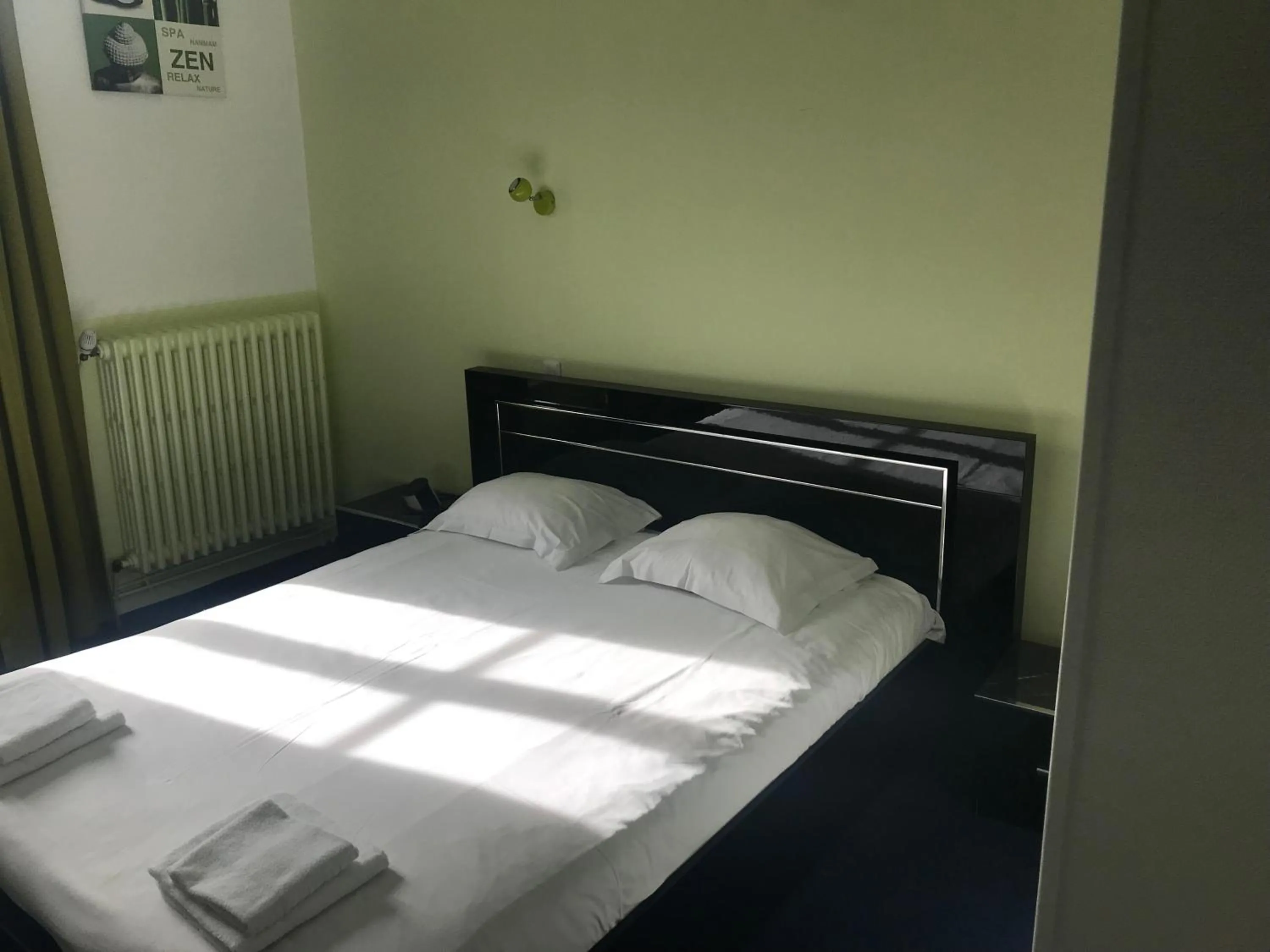 Bed in Hotel Couleurs Sud Centre-ville Gare Charleville-Mézières