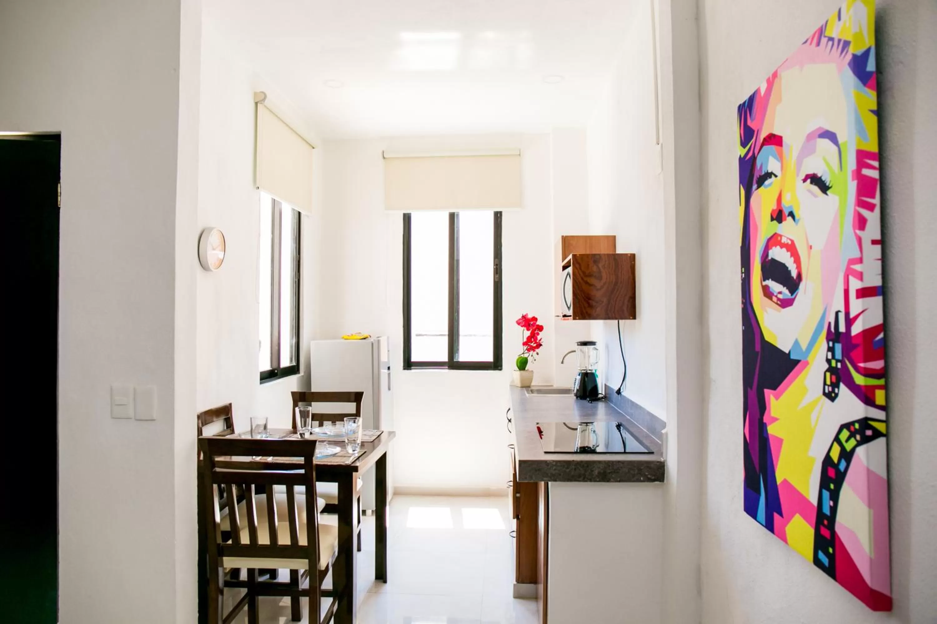 Kitchen or kitchenette, Kitchen/Kitchenette in Maui hostel playa del carmen