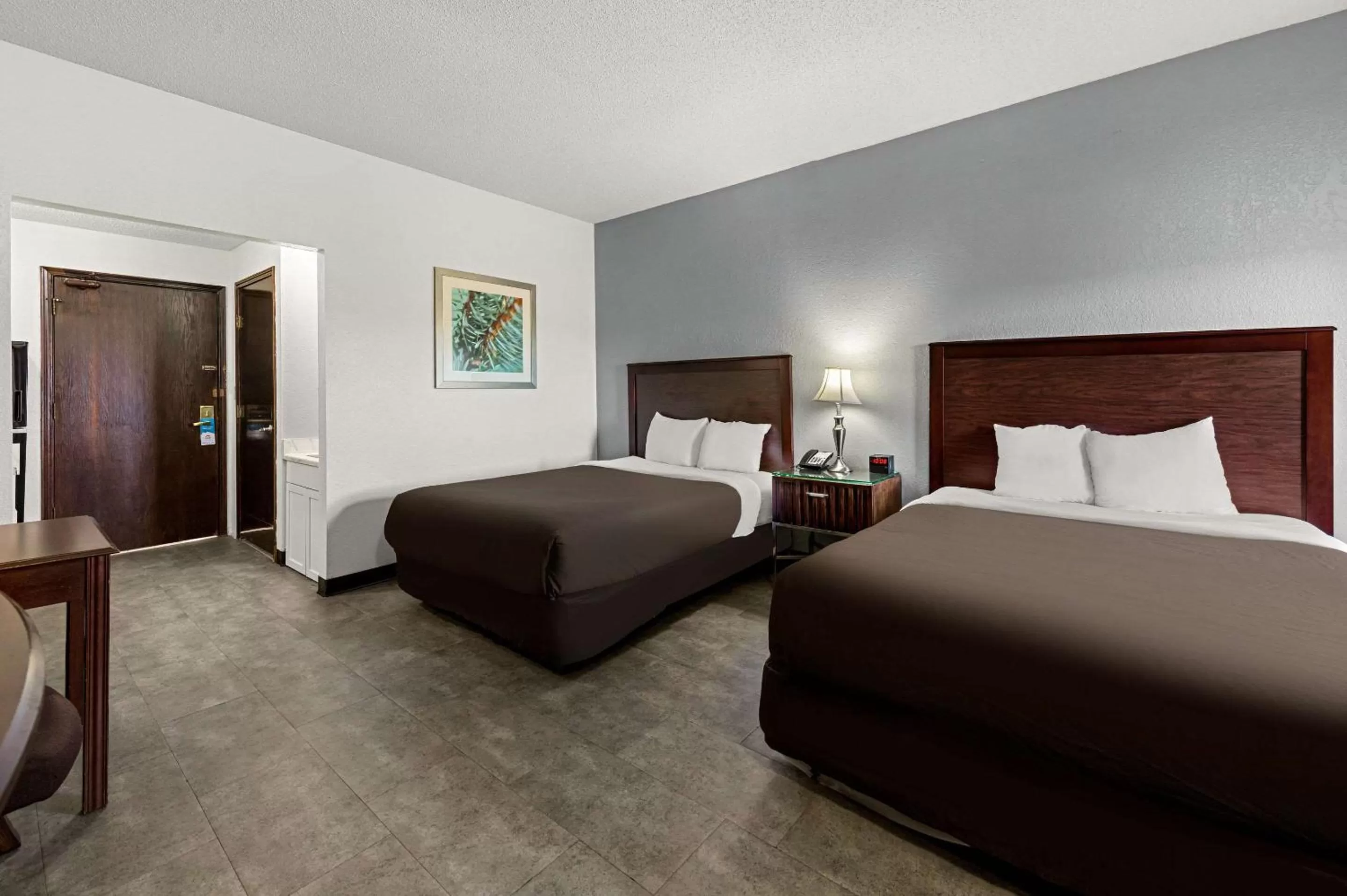 Bedroom, Bed in Suburban Studios Kansas City Airport North