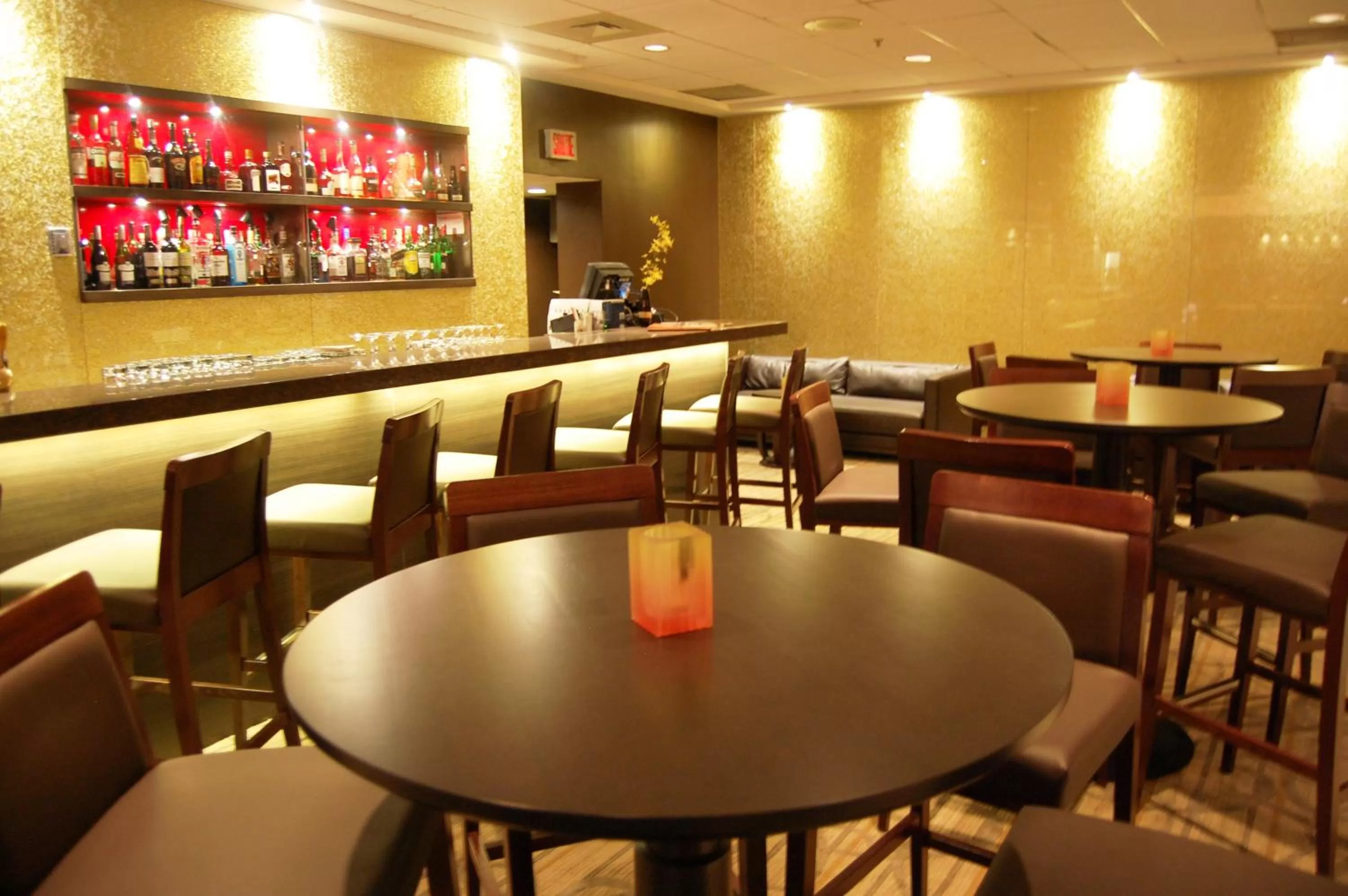 Lounge or bar in Holiday Inn Montreal Centre Ville Downtown by IHG