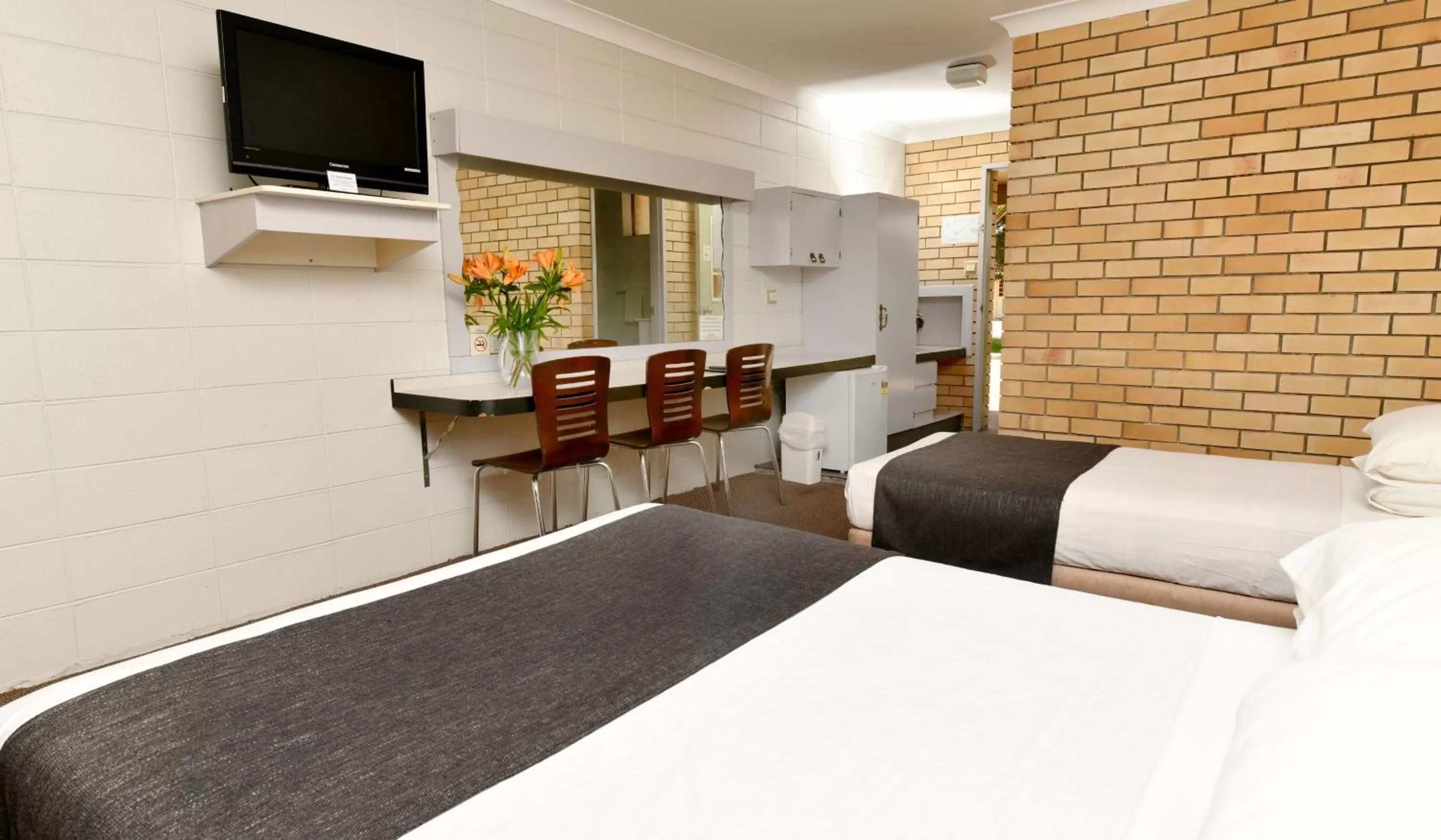 Photo of the whole room, Bed in Burke and Wills Motor Inn