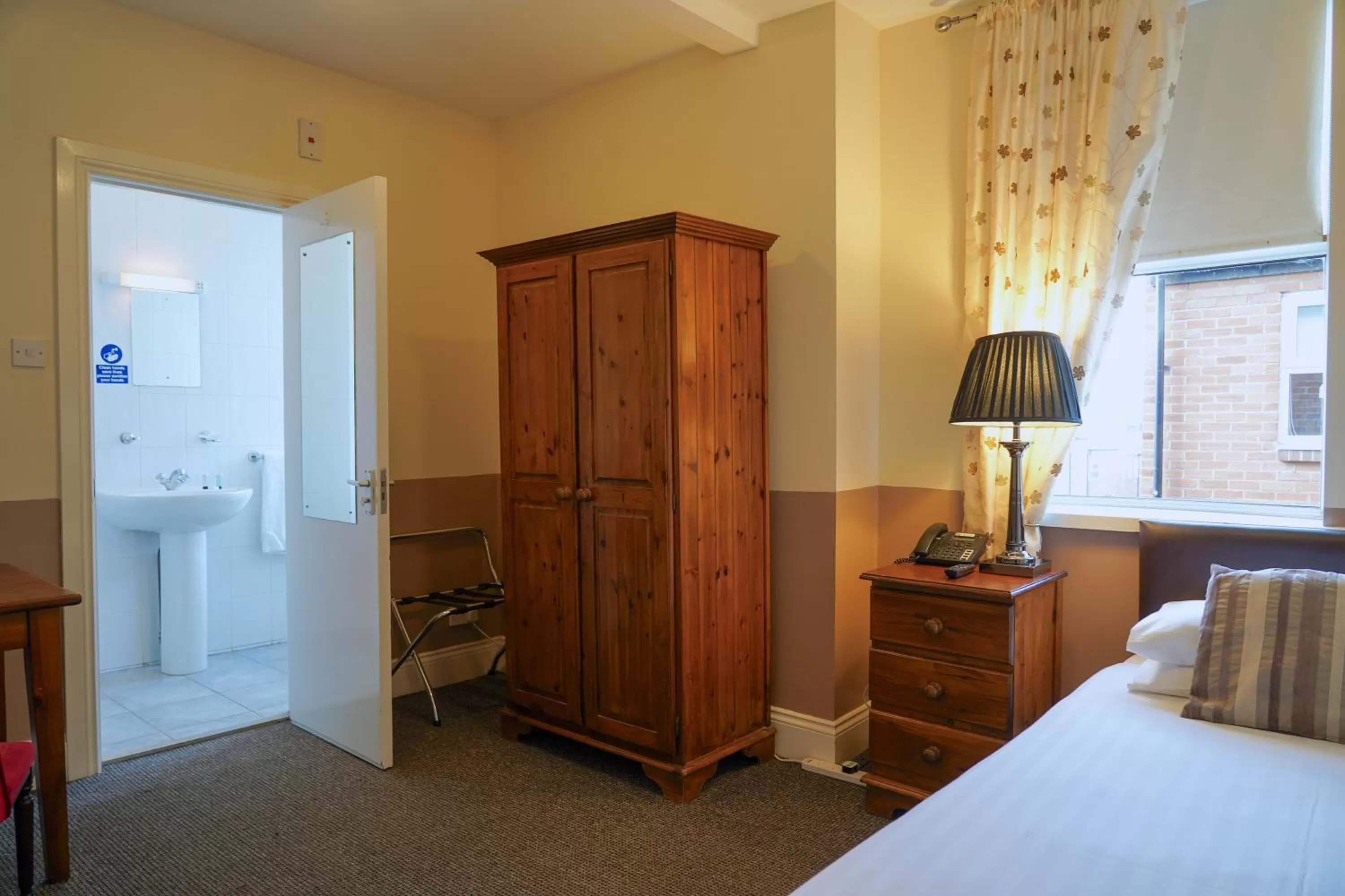 Photo of the whole room, Bed in The Royal Hotel