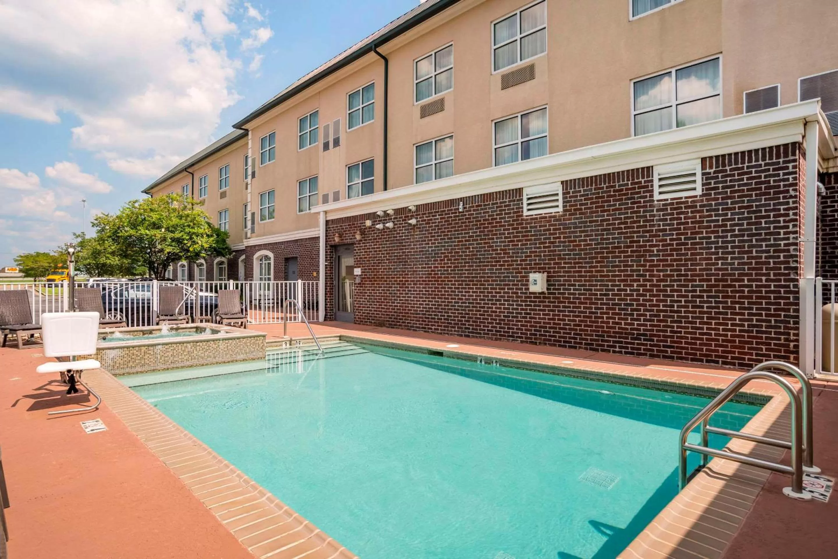 Swimming pool in Comfort Inn & Suites Daphne Spanish Fort - Mobile East