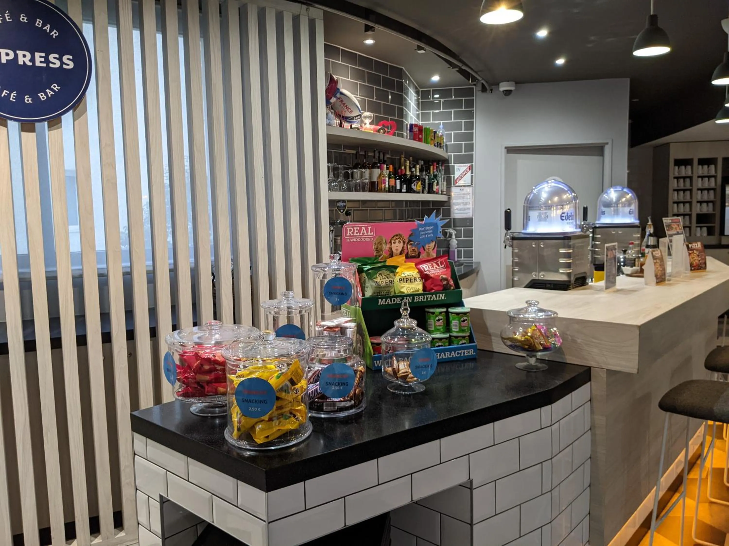 Restaurant/places to eat in Holiday Inn Express Paris - Velizy by IHG