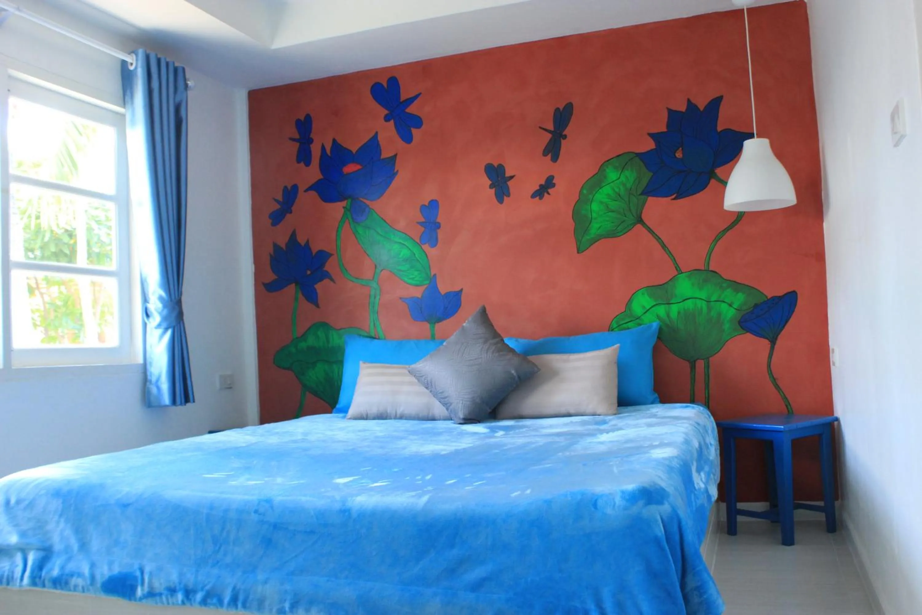 Bed in 1715 House - White Rhino