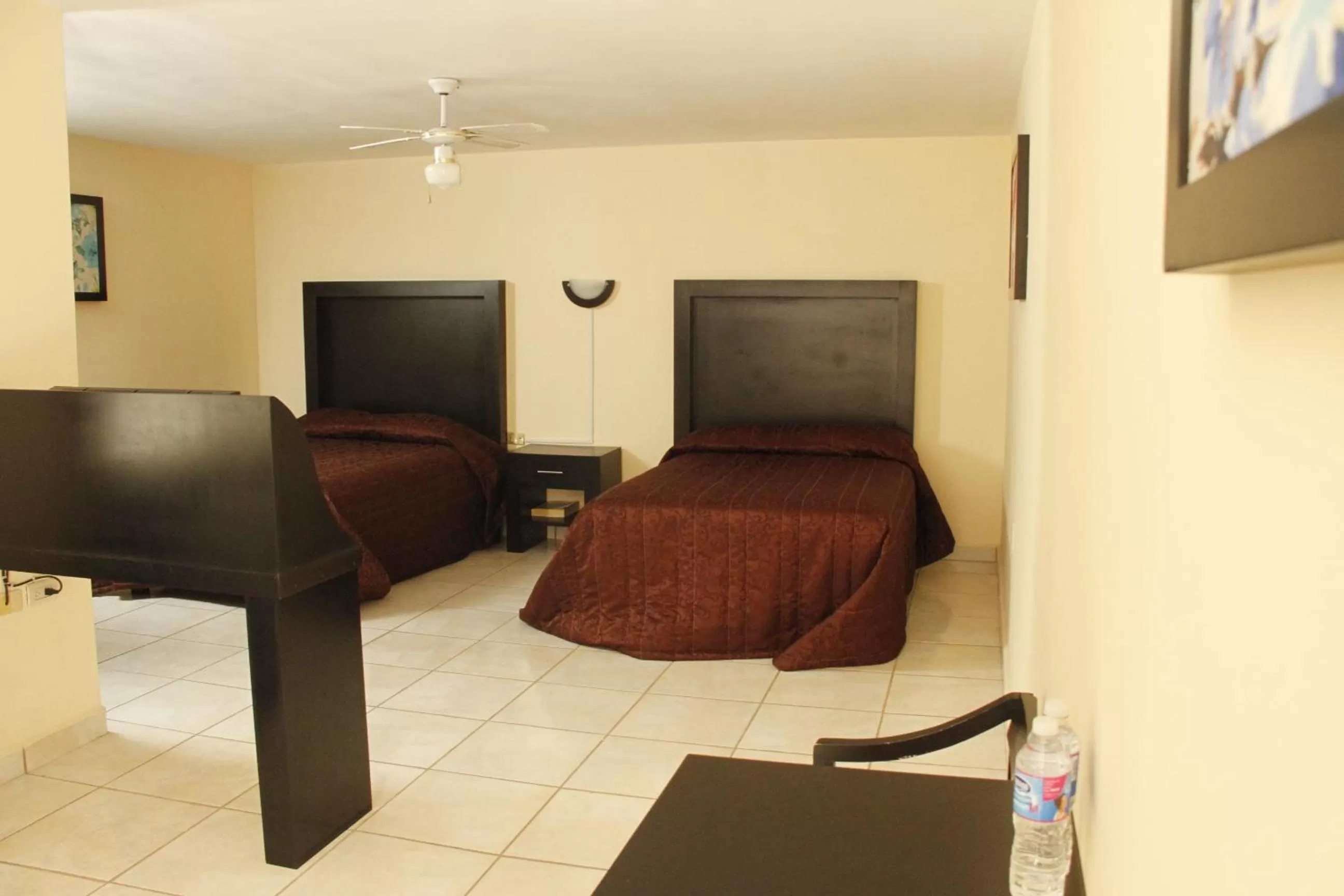 Bed in Hotel del Alba Inn & Suites