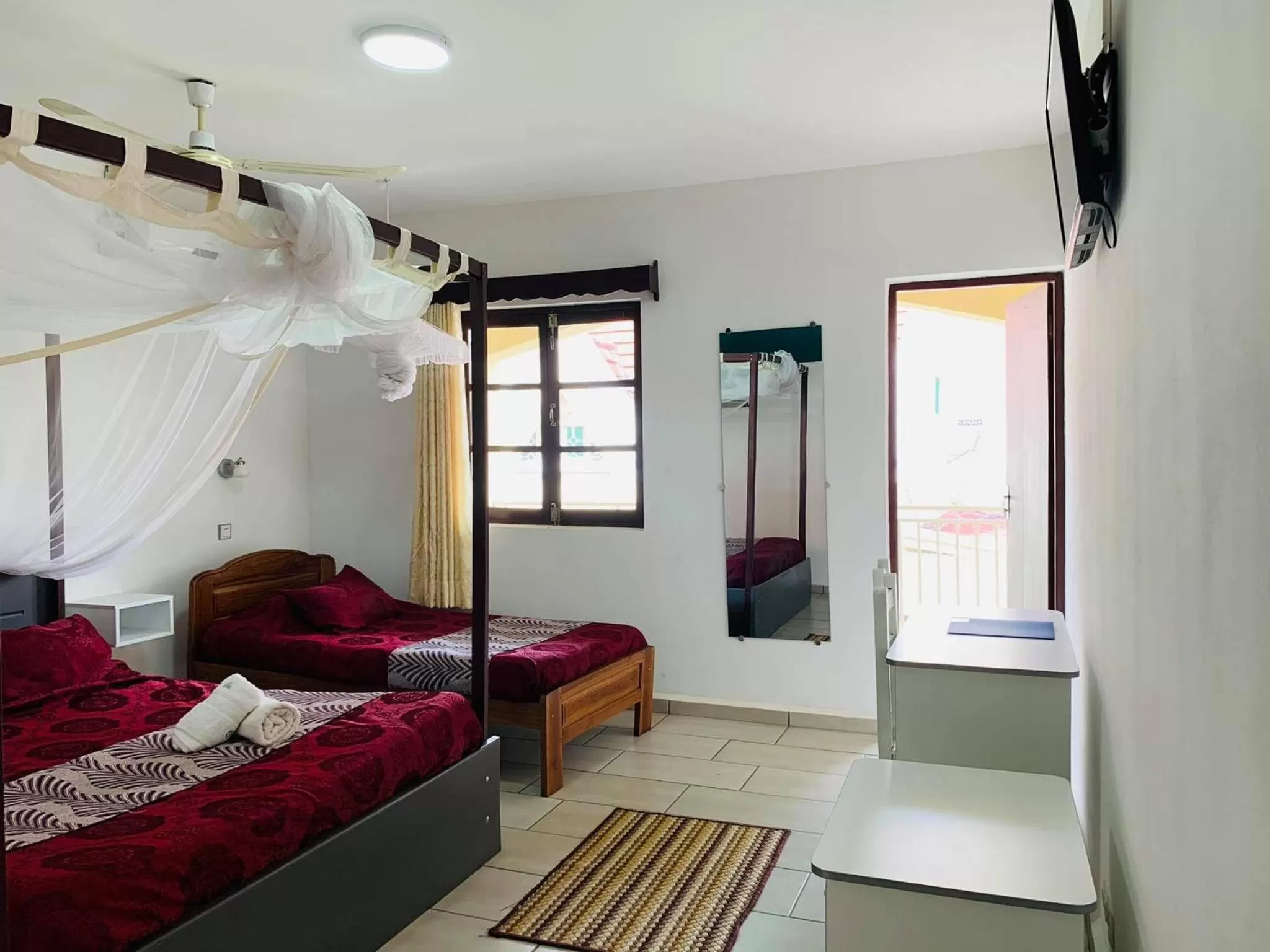 Twin Room with Balcony in Les flots Bleu