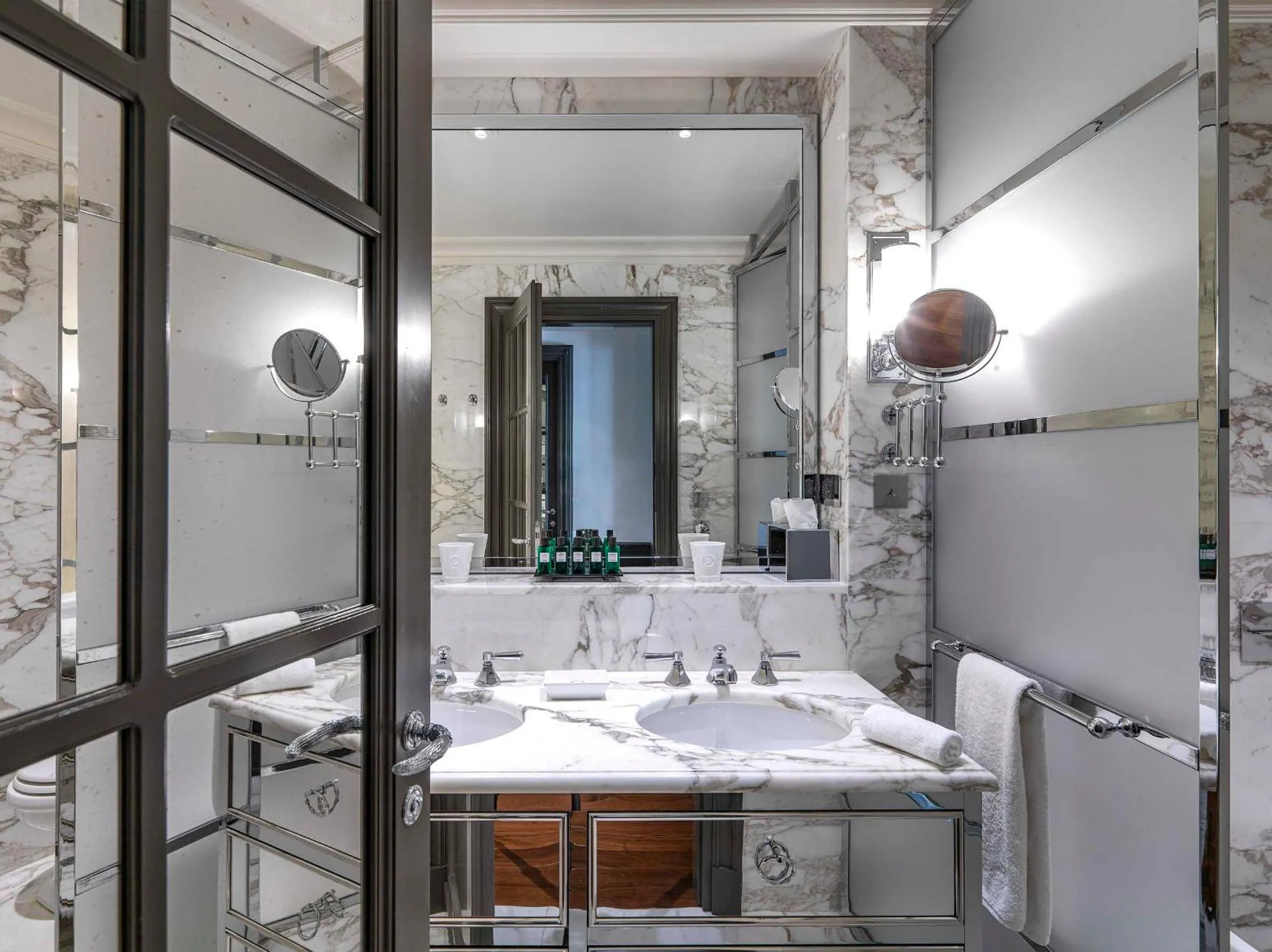 Bathroom in MARQUIS Faubourg Saint-Honoré - Small Luxury hotels of the World