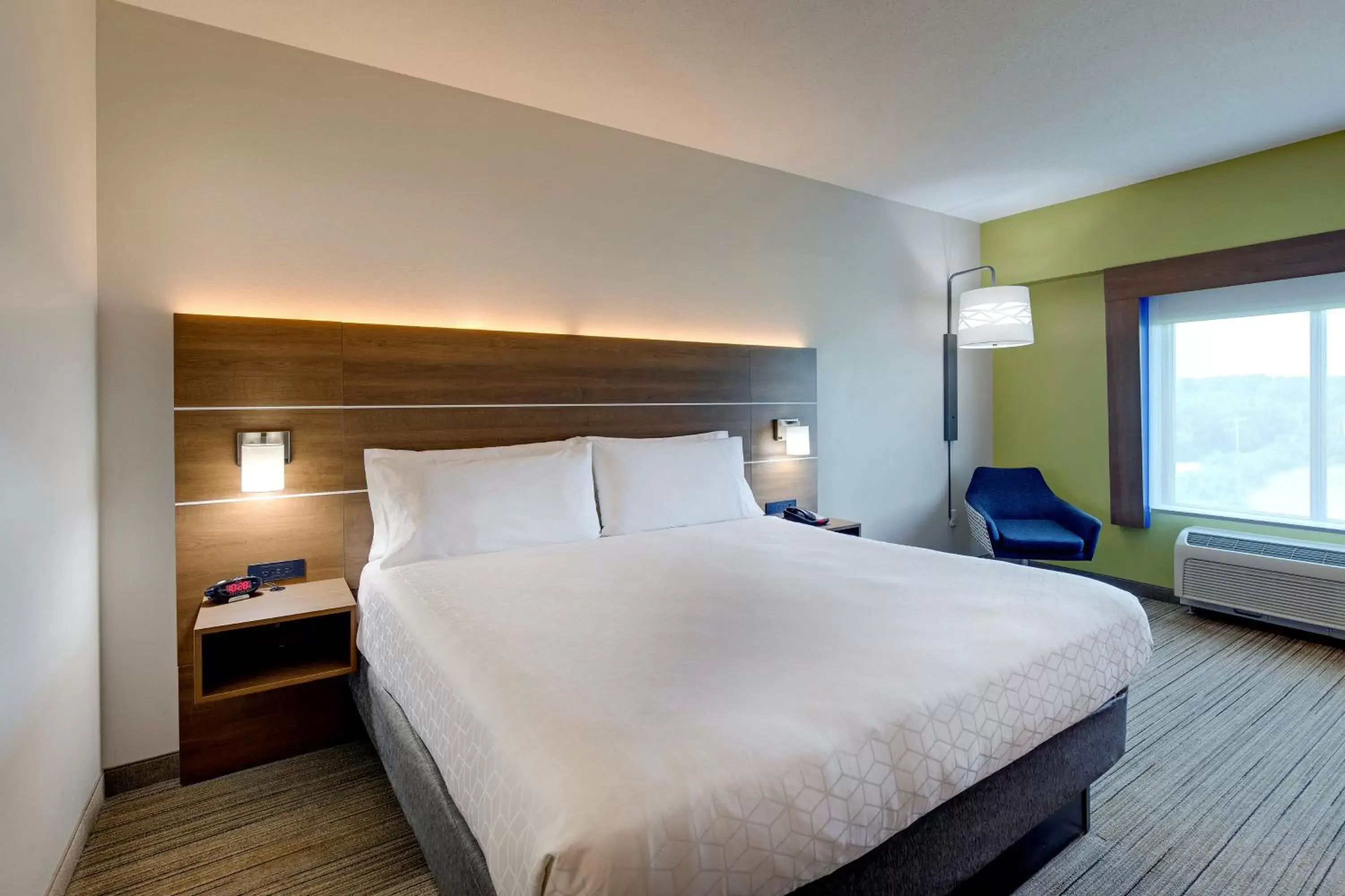 Standard King Room in Holiday Inn Express Nashville-Opryland by IHG Standard King Room in Holiday Inn Express Nashville-Opryland by IHG