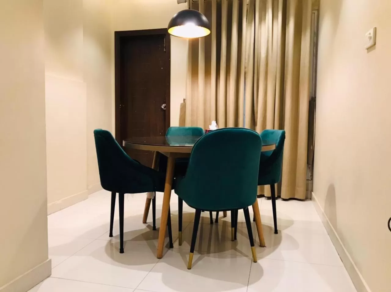 Dining area in Hamsun Shahrah-e-Faisal