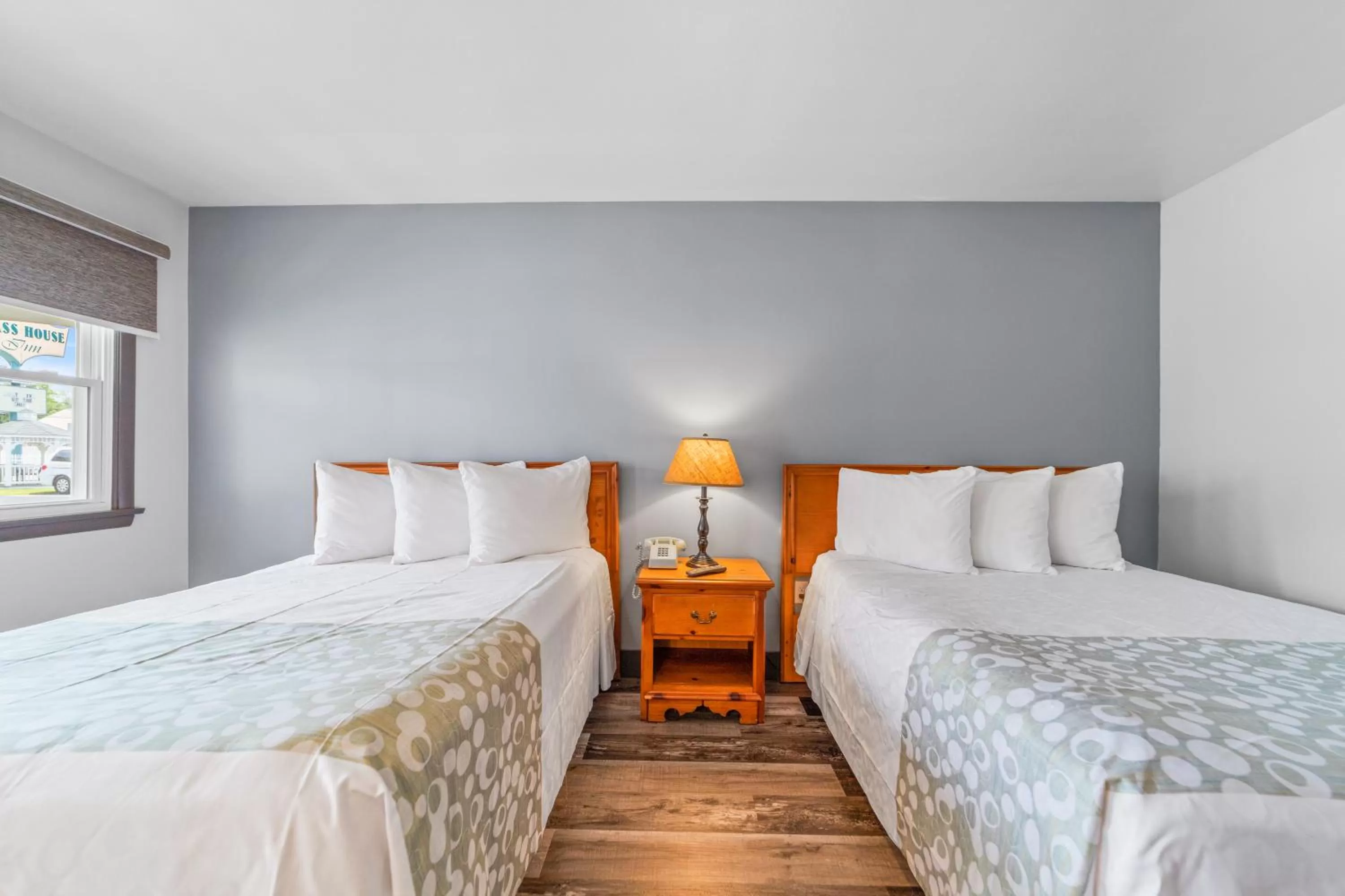 Bed in Glass House Inn Erie Near I-90 & I-79