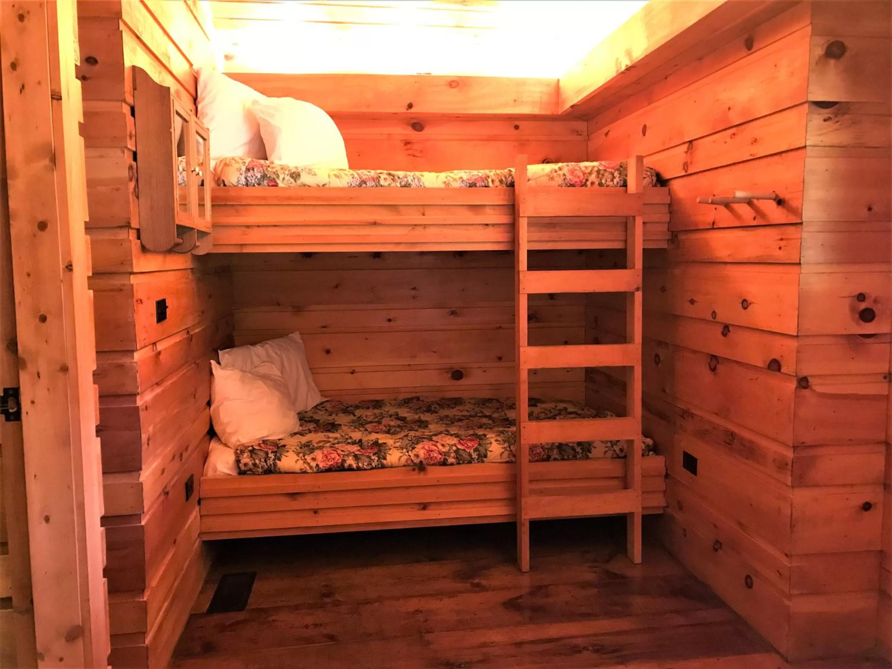 bunk bed, Bed in Drummond Island Resort