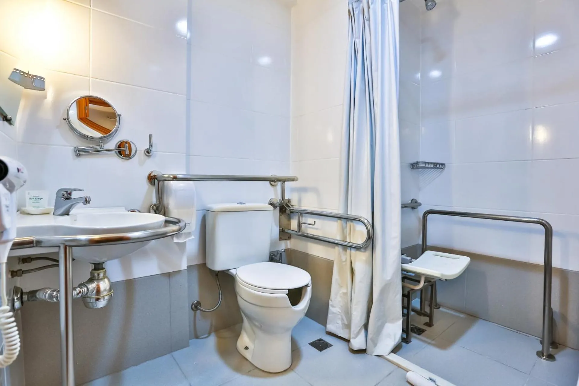 Shower in San Diego Express Barro Preto