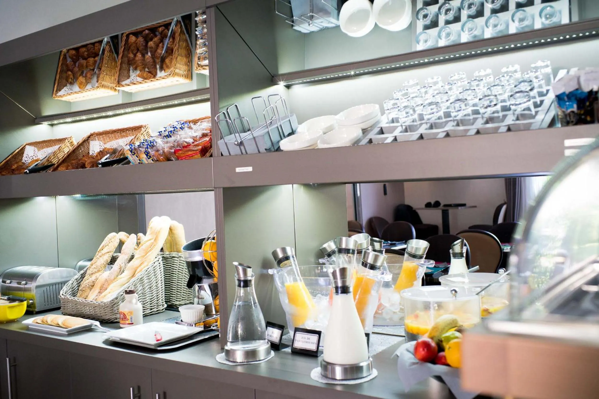 Food and drinks in Hôtel Ariane