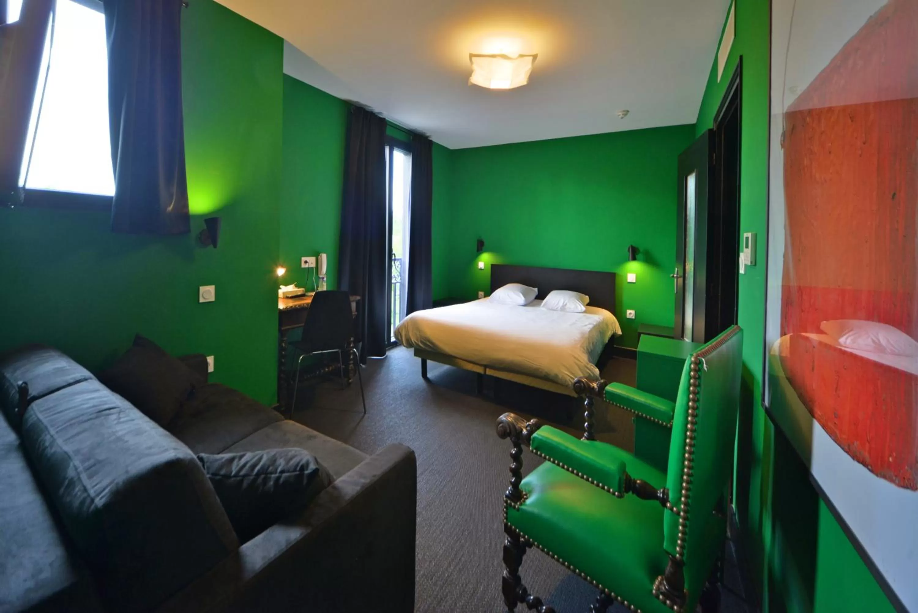 Shower, Bed in Logis - Hotel Restaurant La Mire