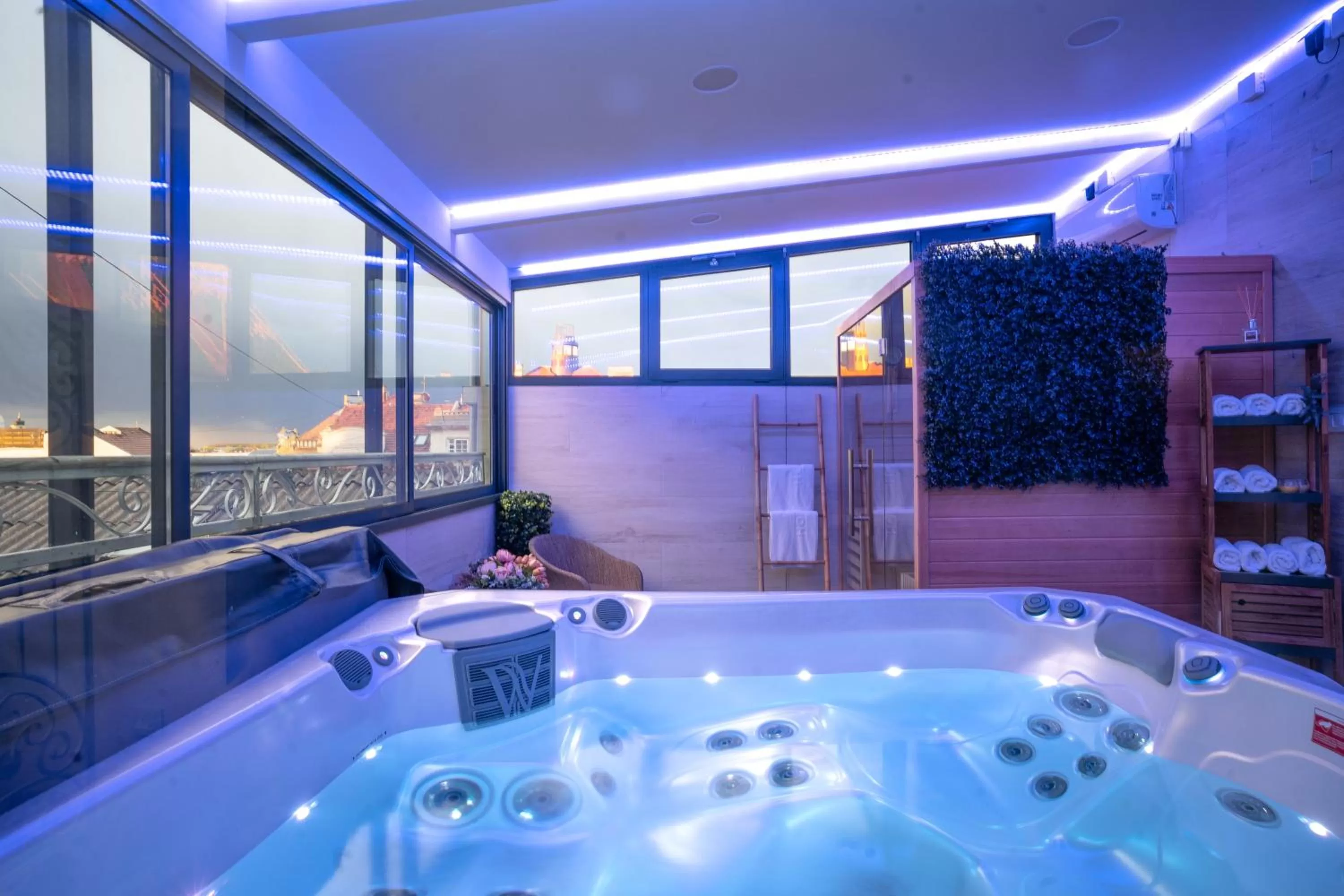 Hot Tub in Queen Palace