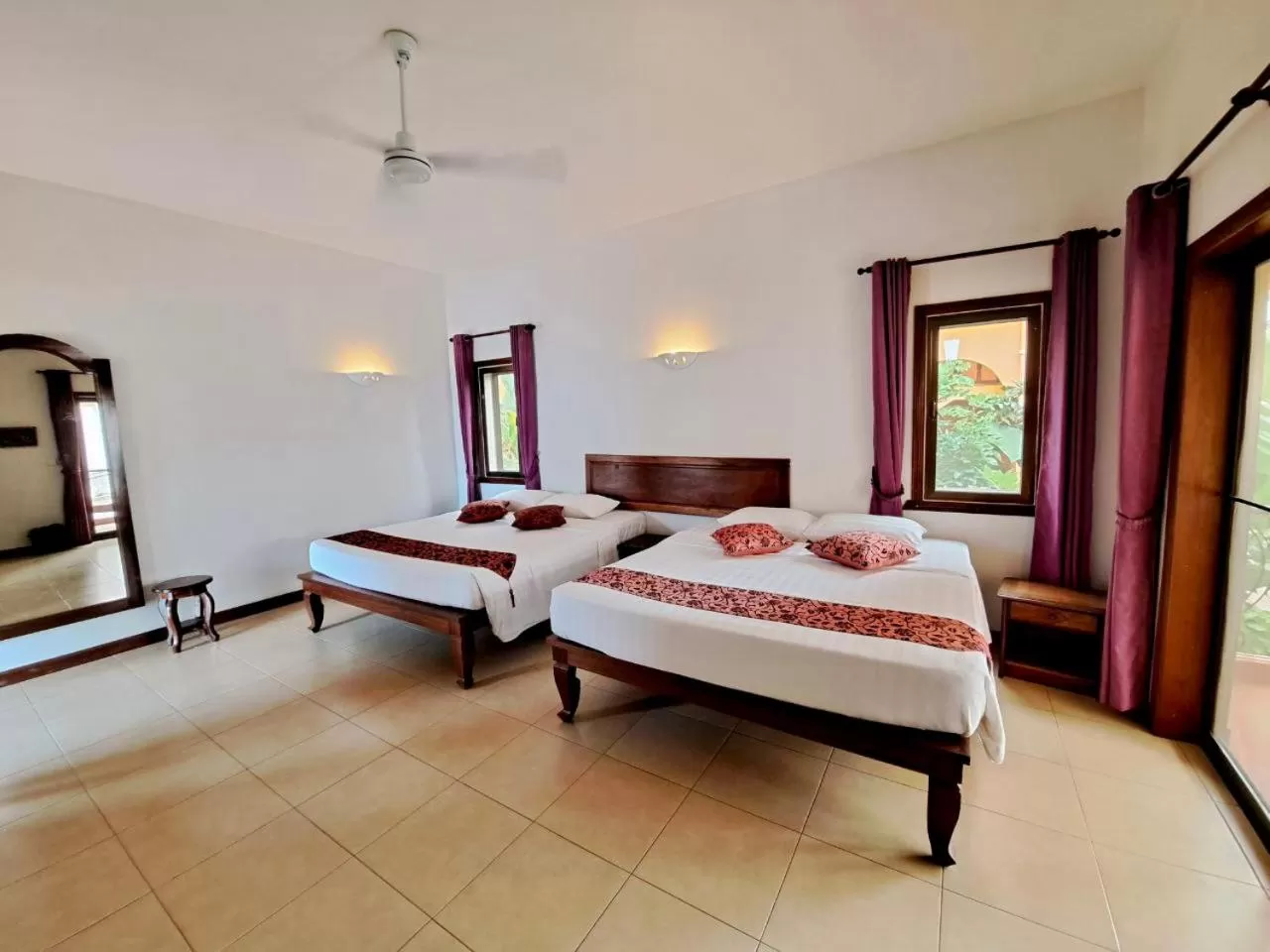 Bed in DEN HOTEL TOTONOU SIEM REAP