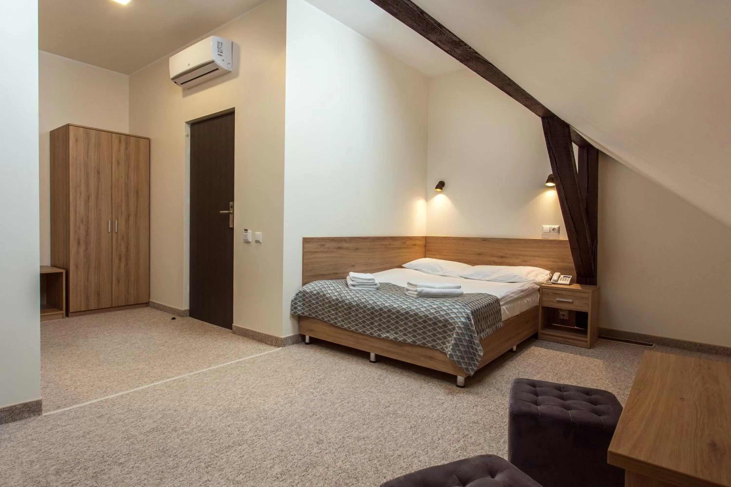 Photo of the whole room, Bed in Old Town Trio