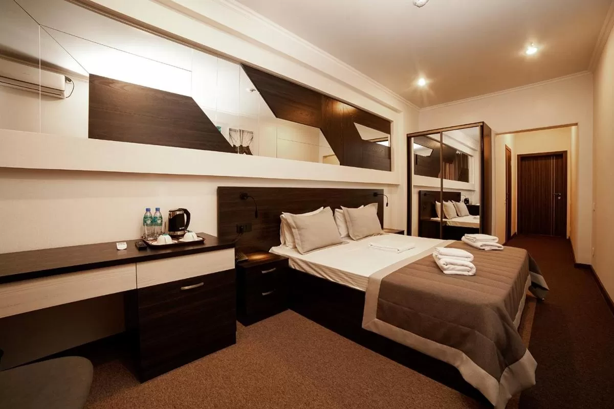 Photo of the whole room, Bed in Meridian