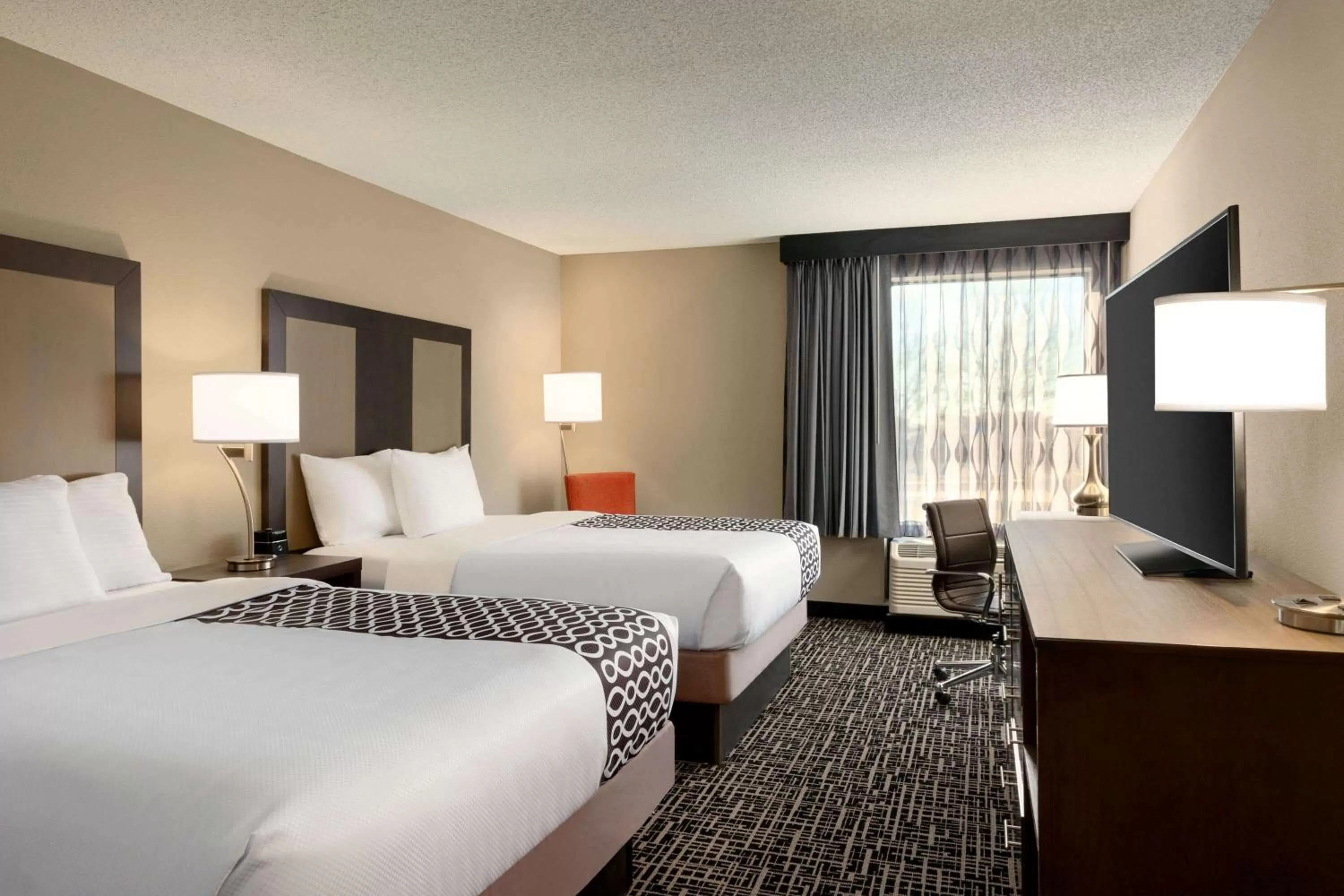 Photo of the whole room, Bed in La Quinta Inn & Suites by Wyndham St Louis Route 66