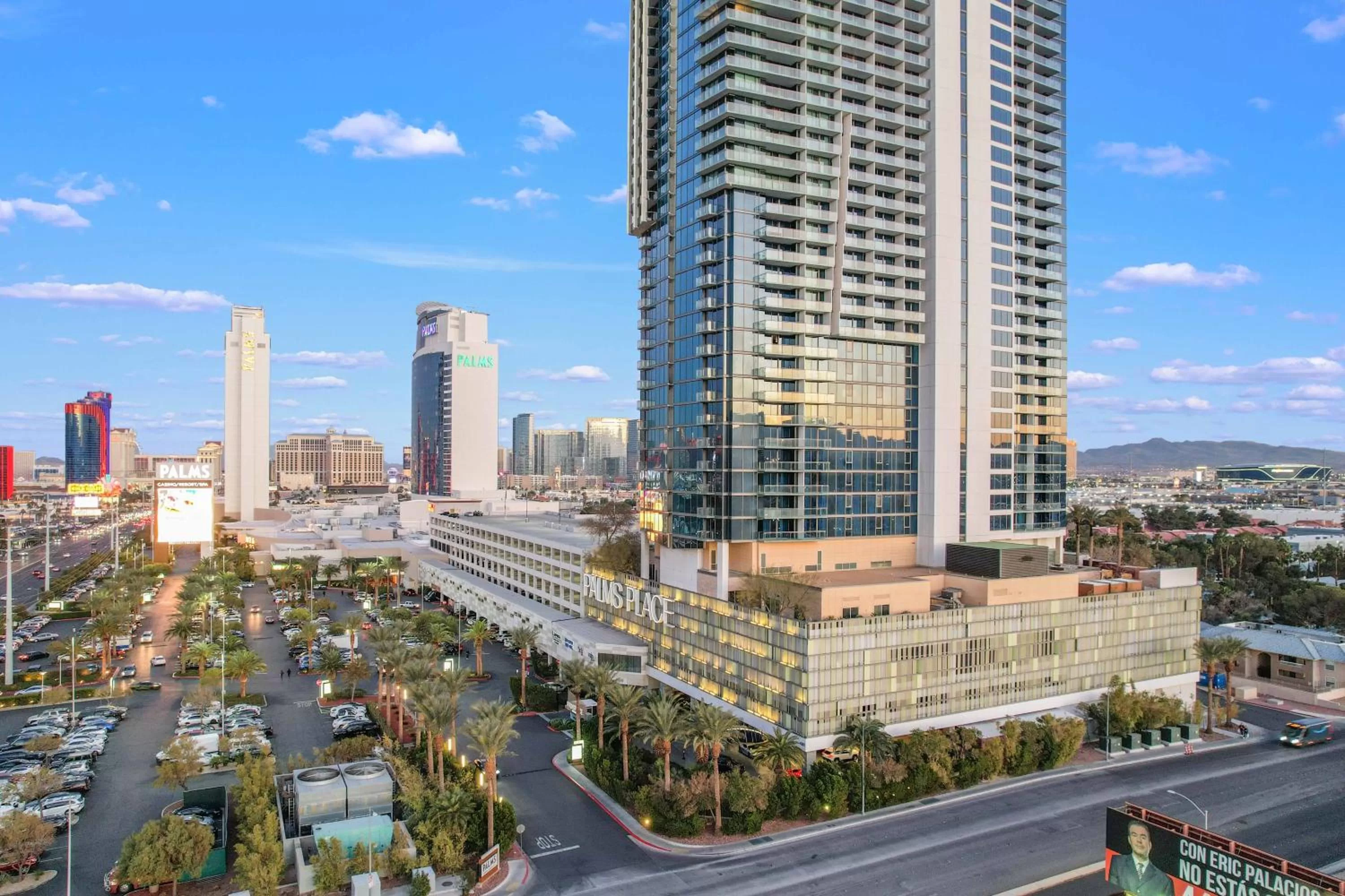 Property building in Vegas Palms HIGH 52nd fl. 1BDR corner penthouse 1220sqft