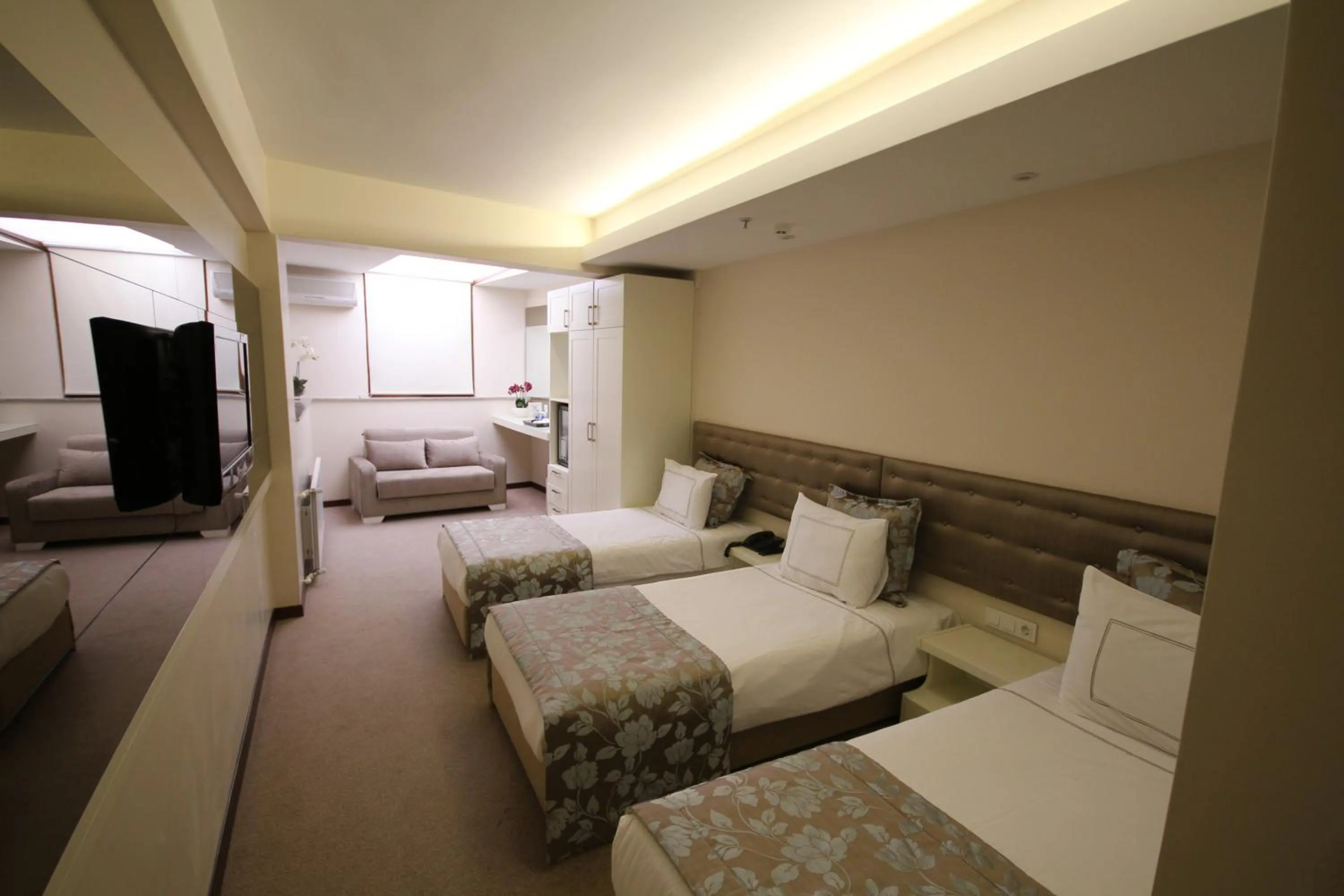 Photo of the whole room, Bed in Grand Washington Hotel