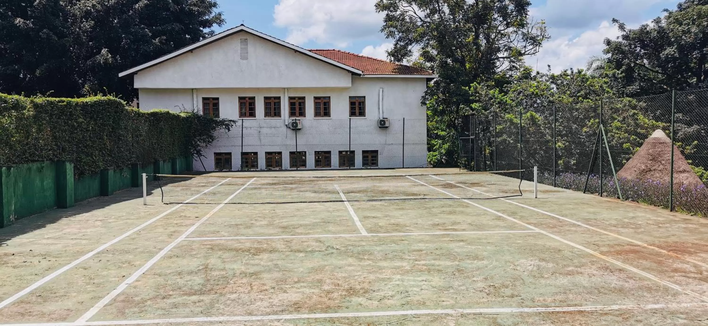Tennis court in Jinja Nile Resort