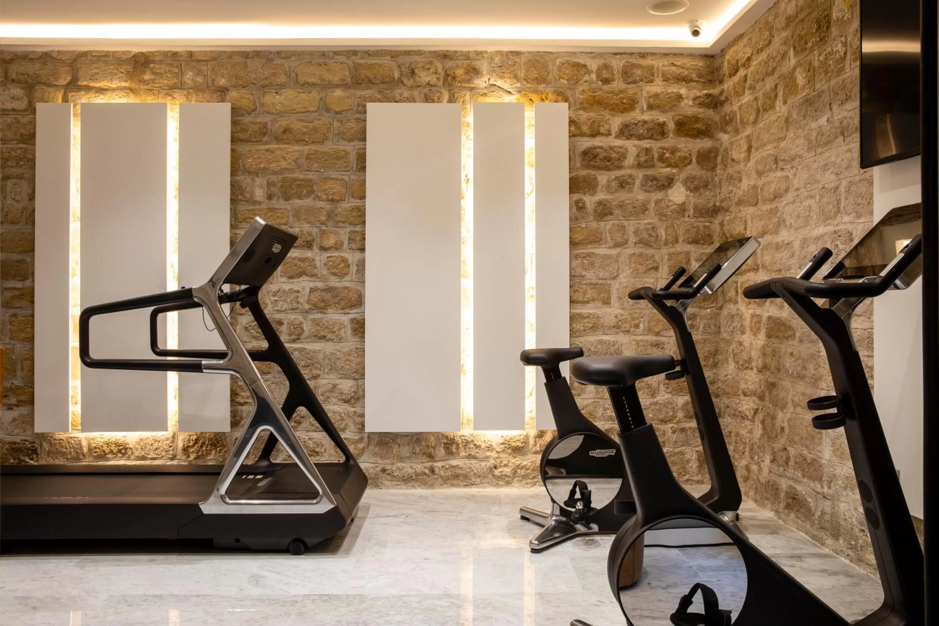 Fitness centre/facilities in Hôtel des Arts Montmartre