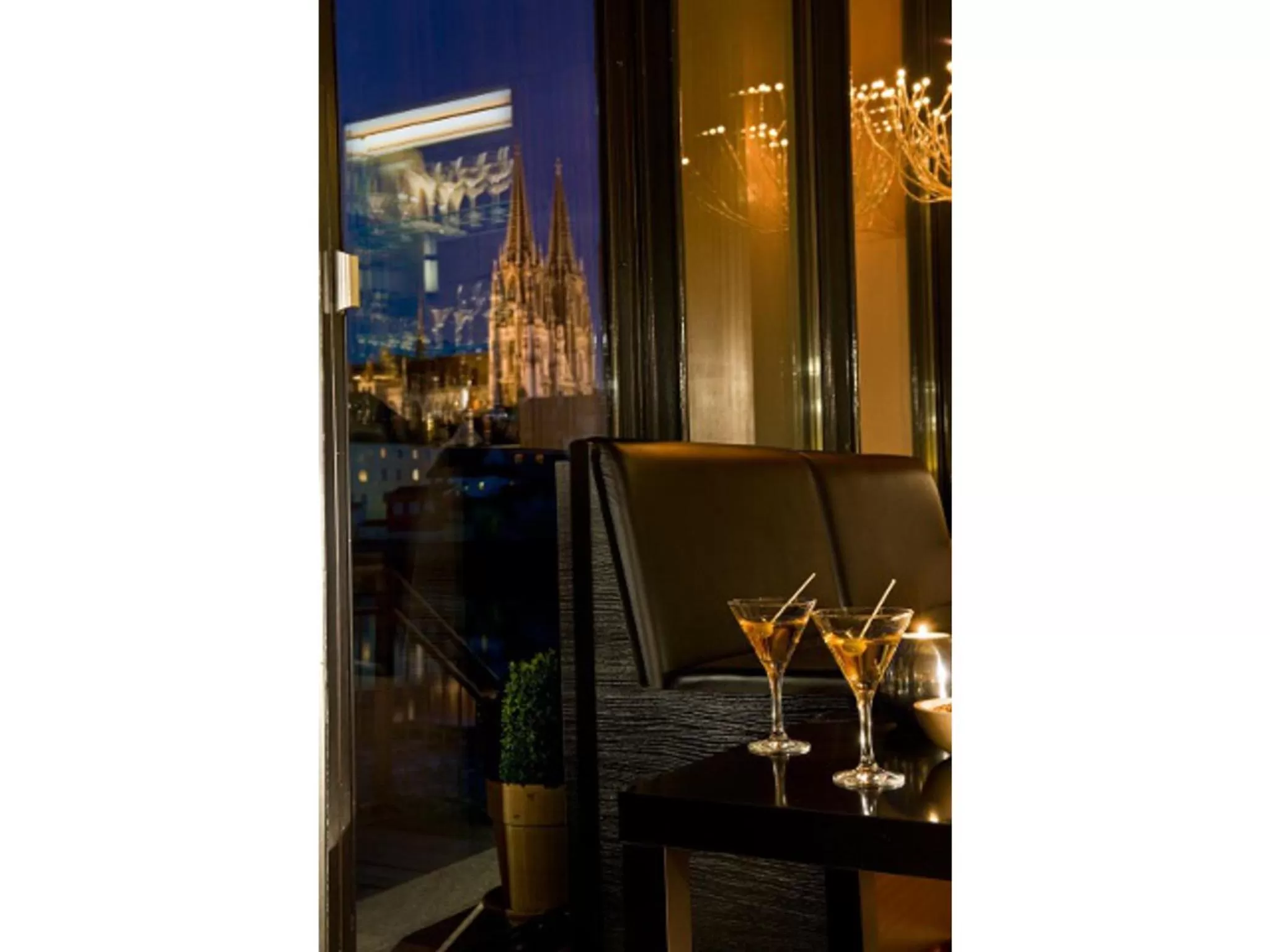 Lounge or bar in SORAT Insel-Hotel Regensburg