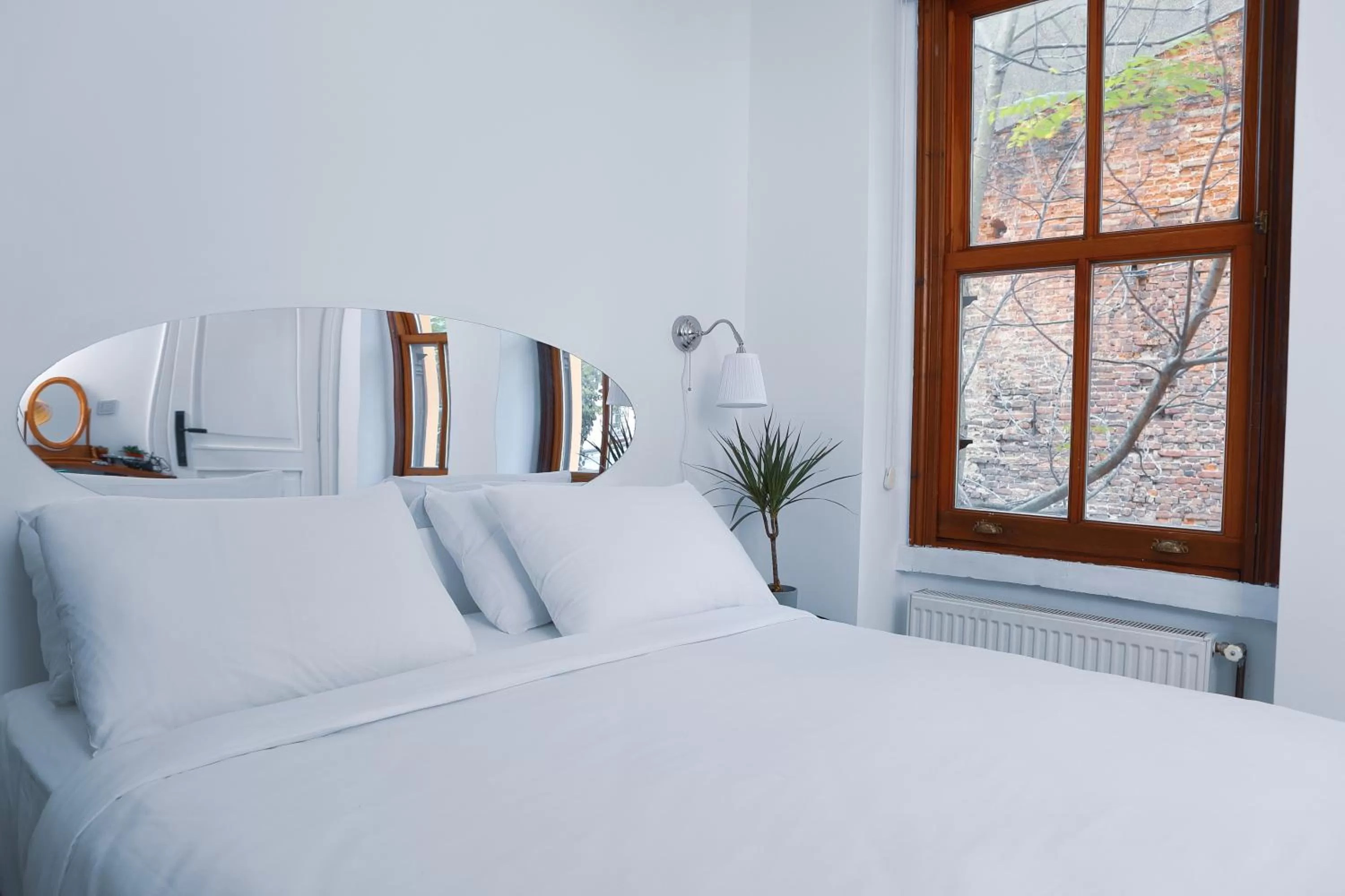 Queen Room with Garden View in House MOLA Galata