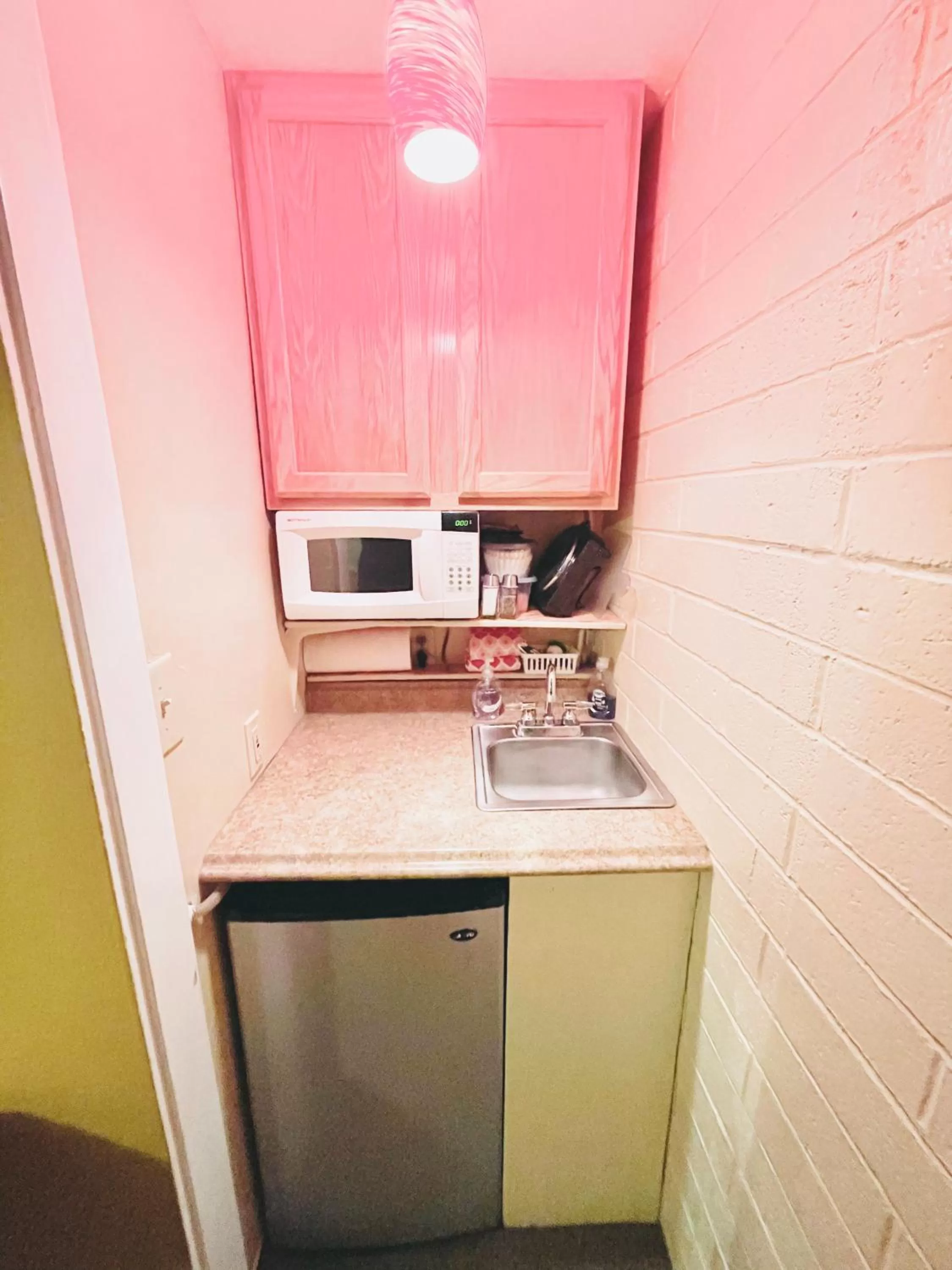 Kitchen or kitchenette in A PLACE IN THE SUN Hotel - ADULTS ONLY Big Units, 24h Heated Pool & Spa in 1 Acre Park Prime Location, DOG Friendly, TOP Midcentury Modern Boutique Hotel