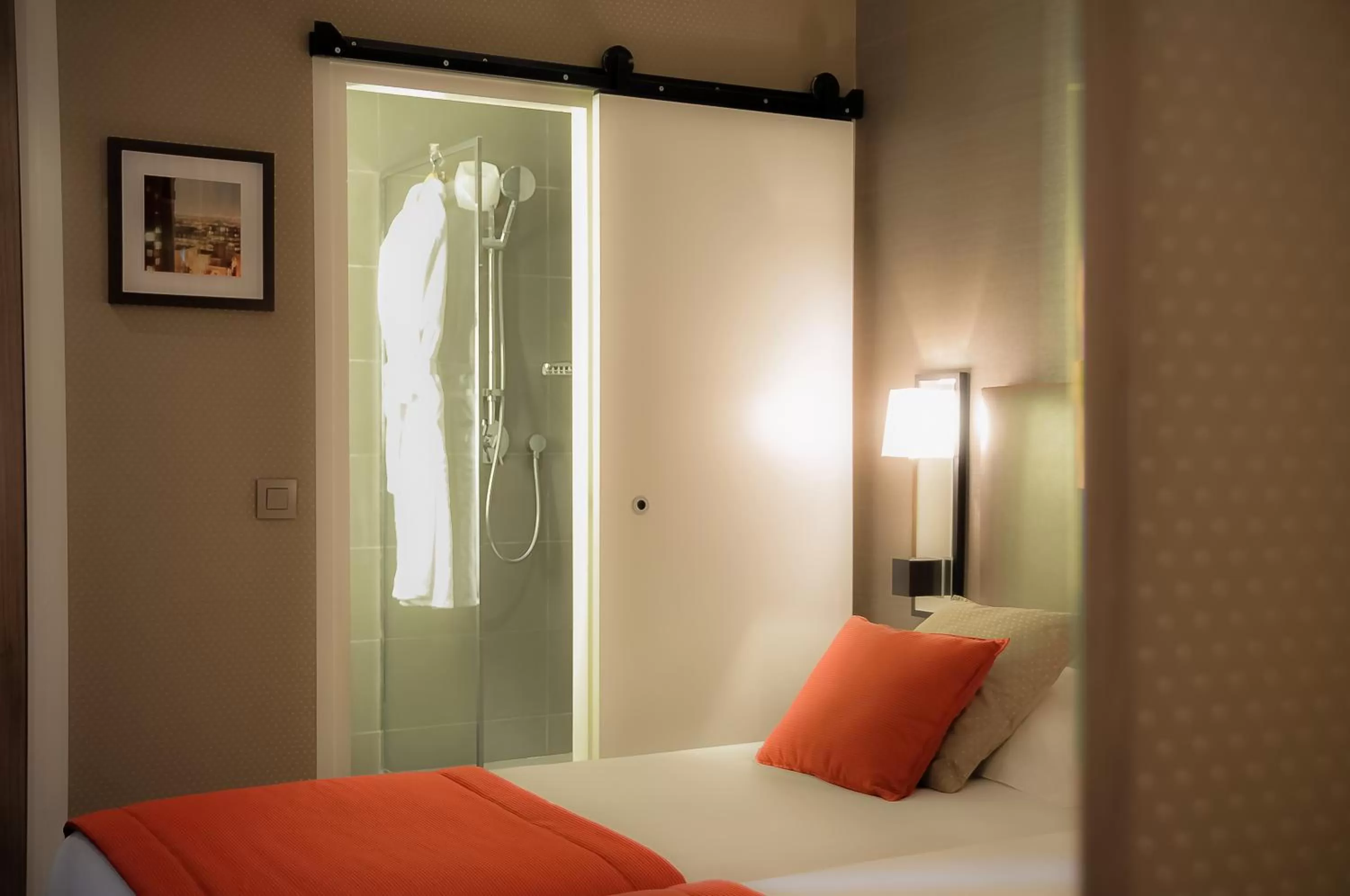 Bed in Hôtel Marais Bastille