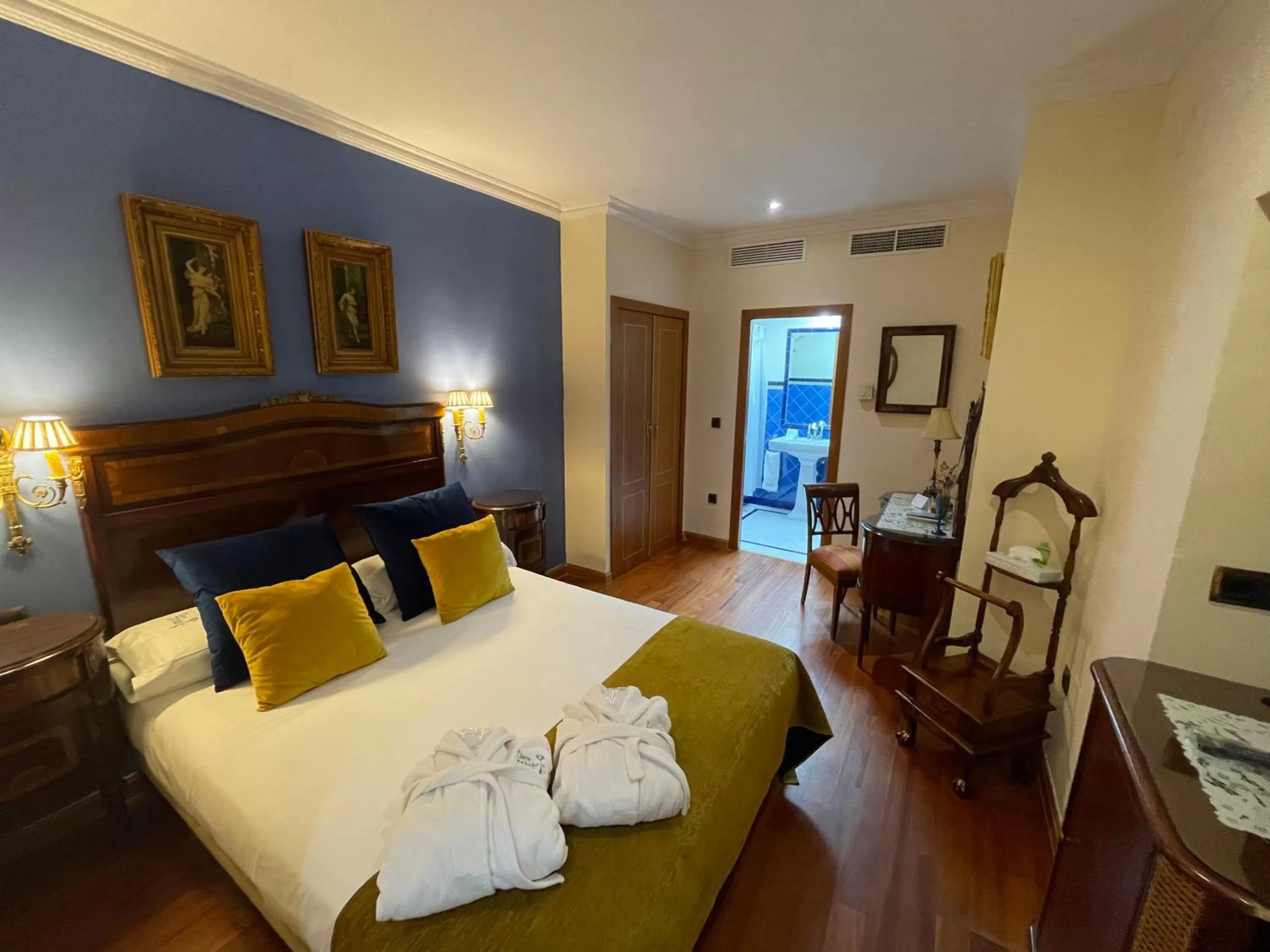 Photo of the whole room, Bed in La Llave de la Judería Hotel Boutique
