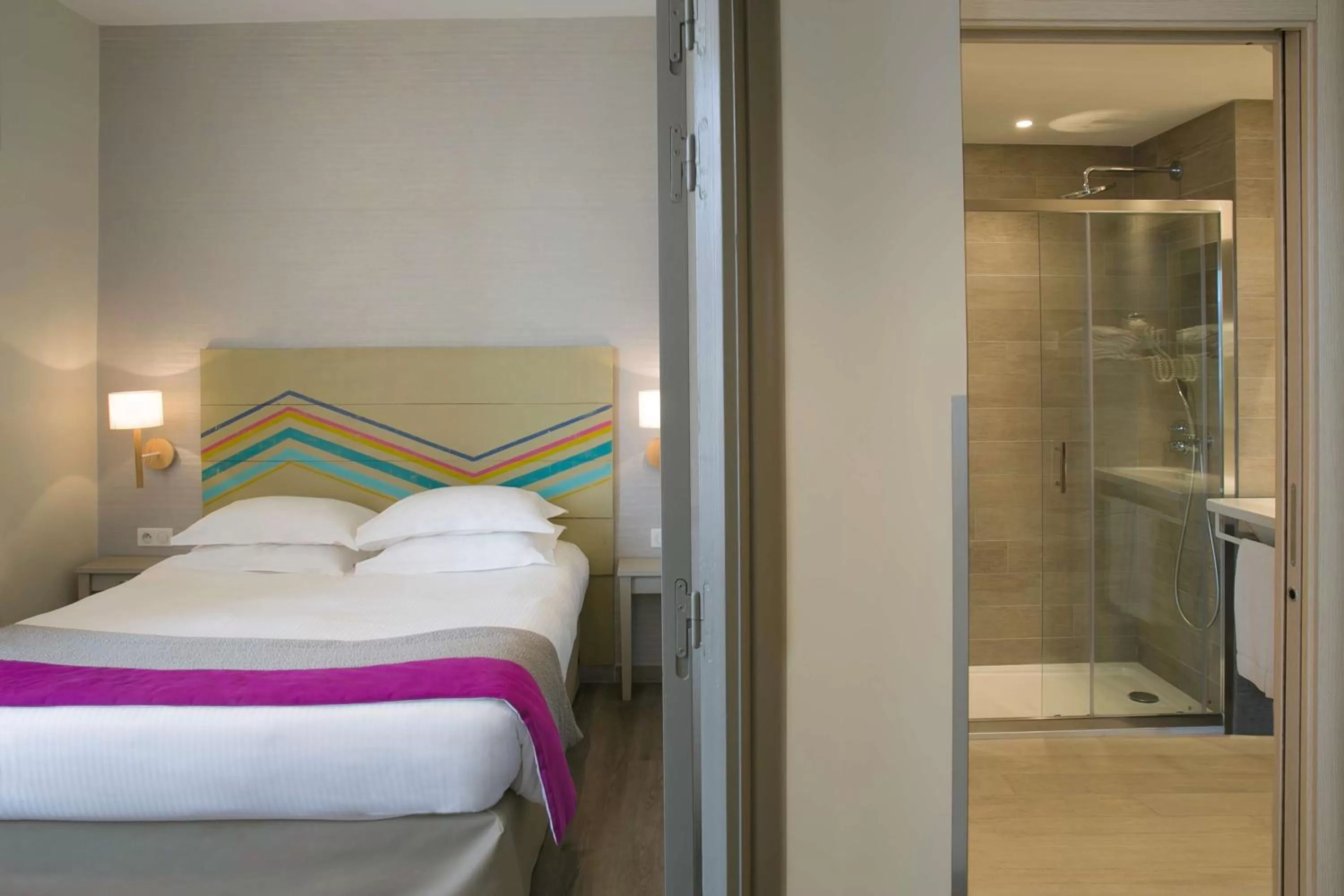 Photo of the whole room, Bed in Best Western Hotel du Roy d'Aragon