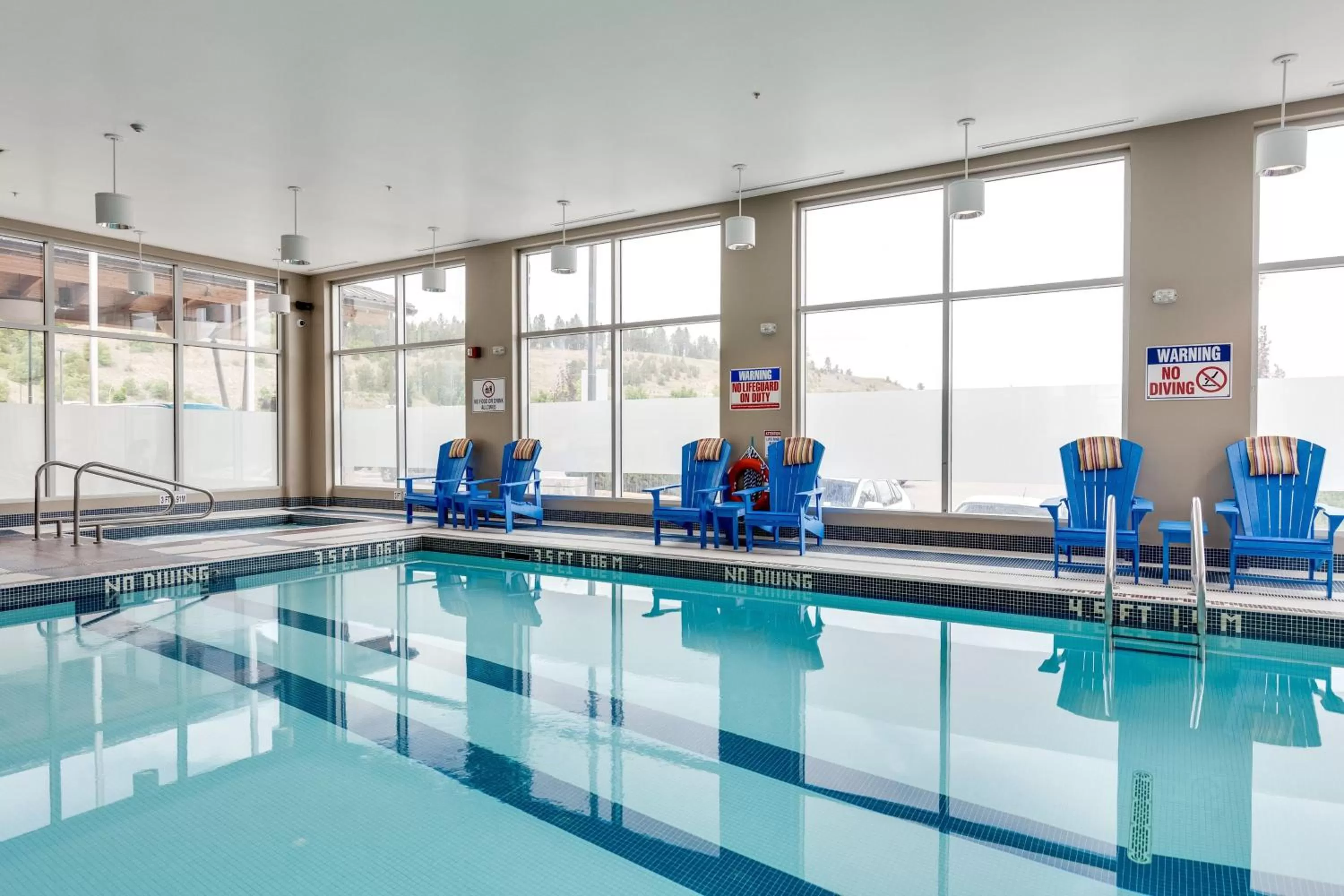 Swimming pool in Four Points by Sheraton Kelowna Airport