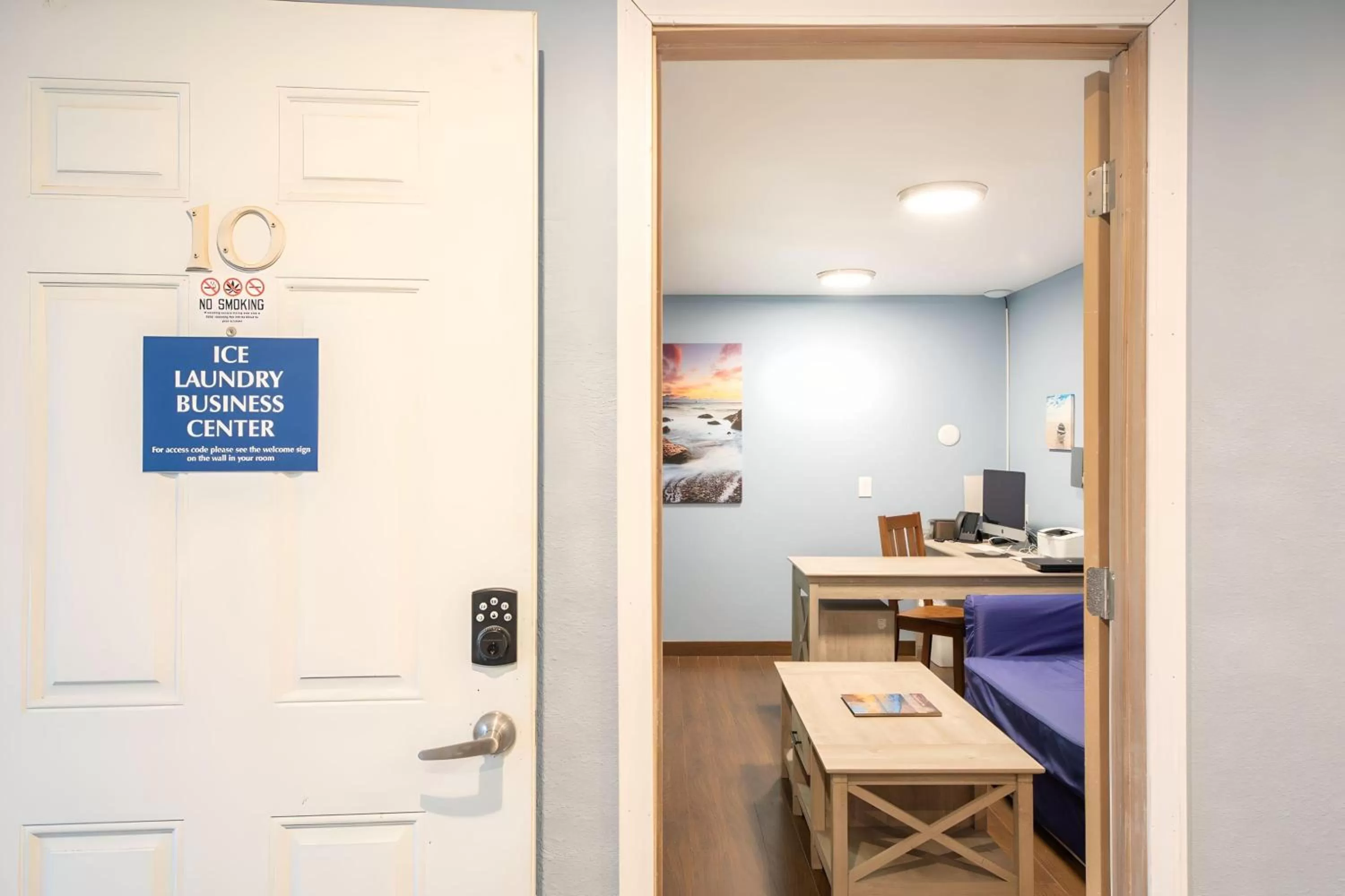 Coffee/tea facilities, TV/Entertainment Center in Wanderlust Inn