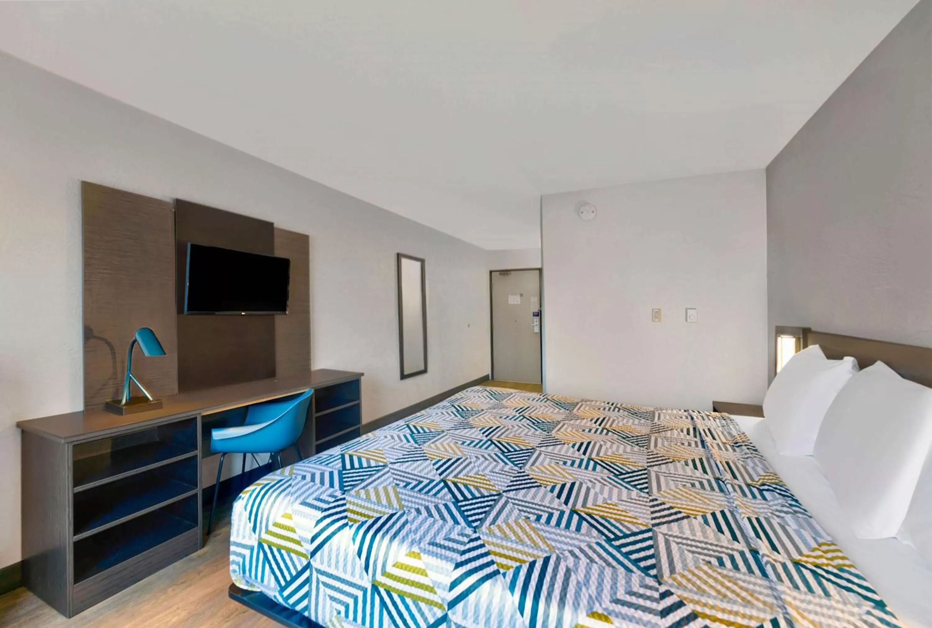 Bedroom, Bed in Motel 6-Oak Creek, WI