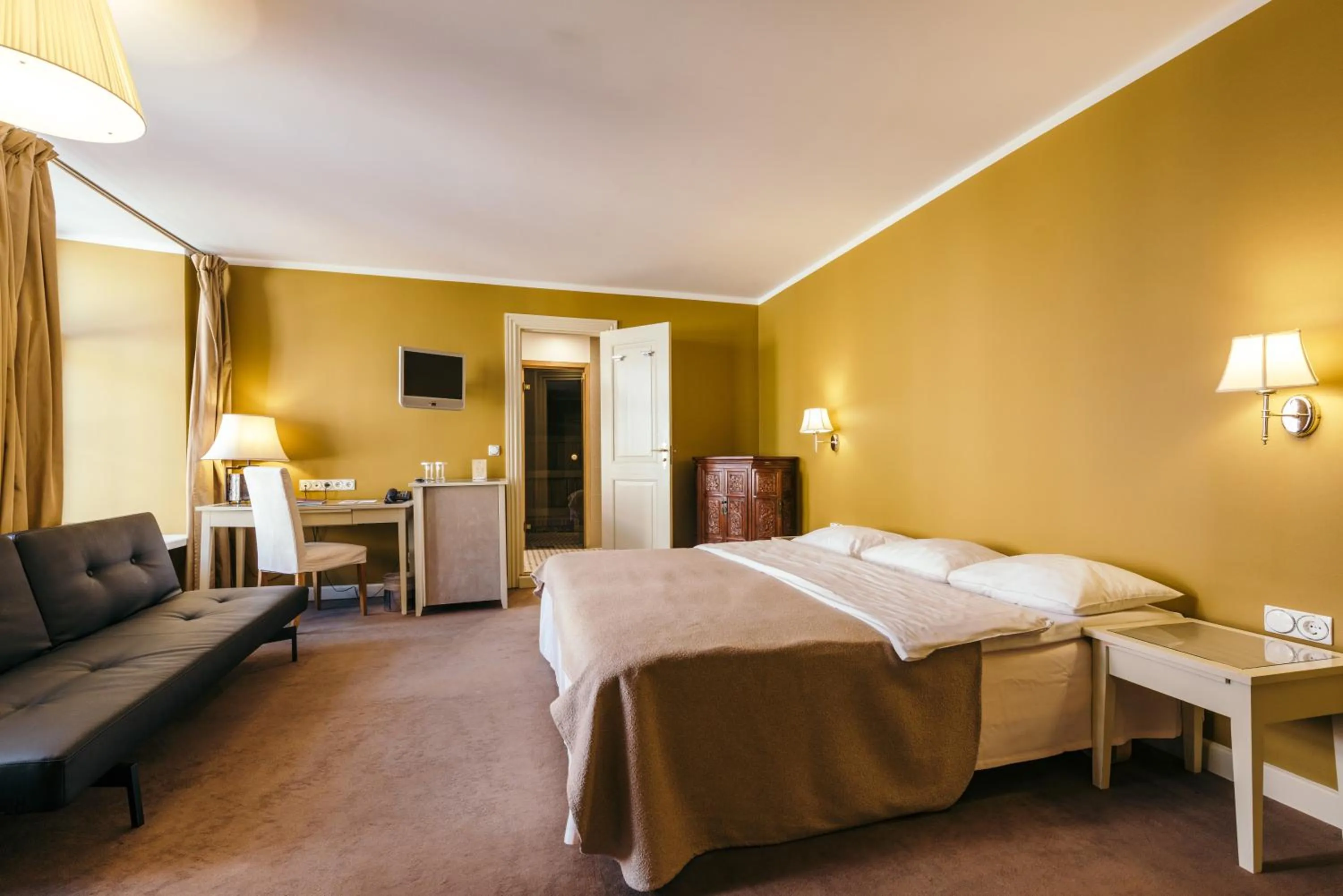 Bathroom, Bed in Merchants House Hotel