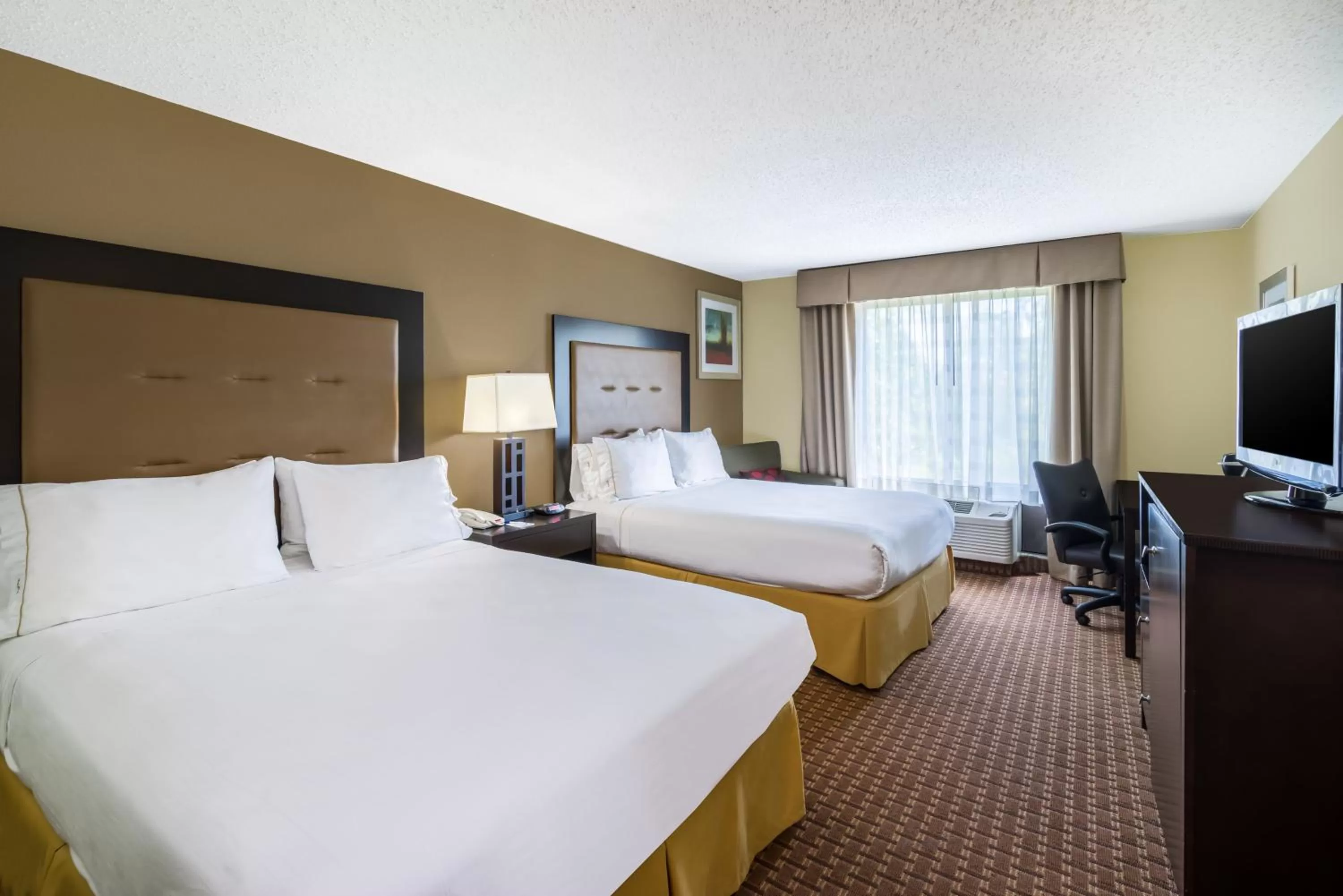 Photo of the whole room, Bed in Holiday Inn Express Hotel & Suites-North East by IHG