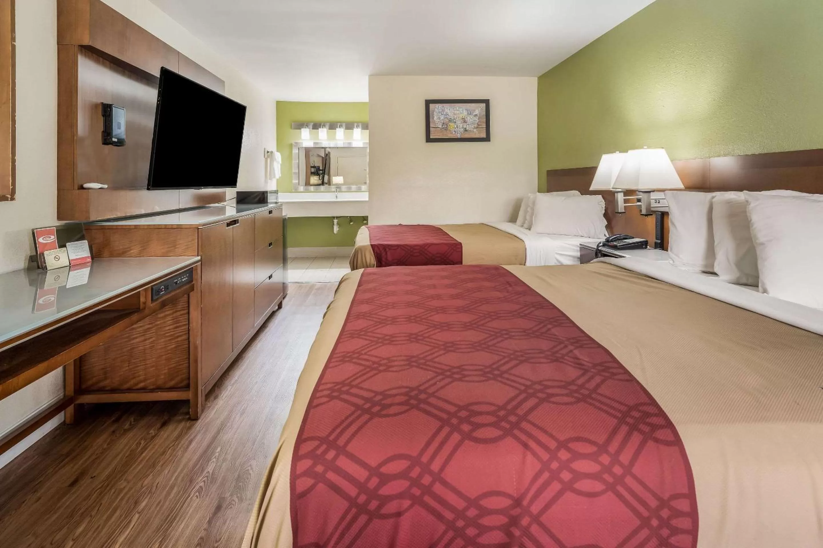 Photo of the whole room, Bed in Econo Lodge Atlanta Airport East