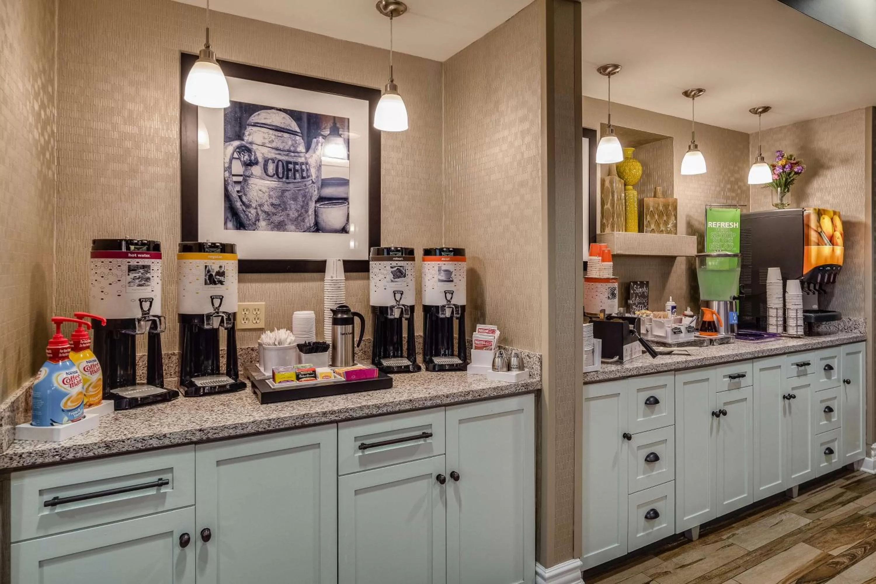 Dining area in Hampton Inn San Francisco Airport