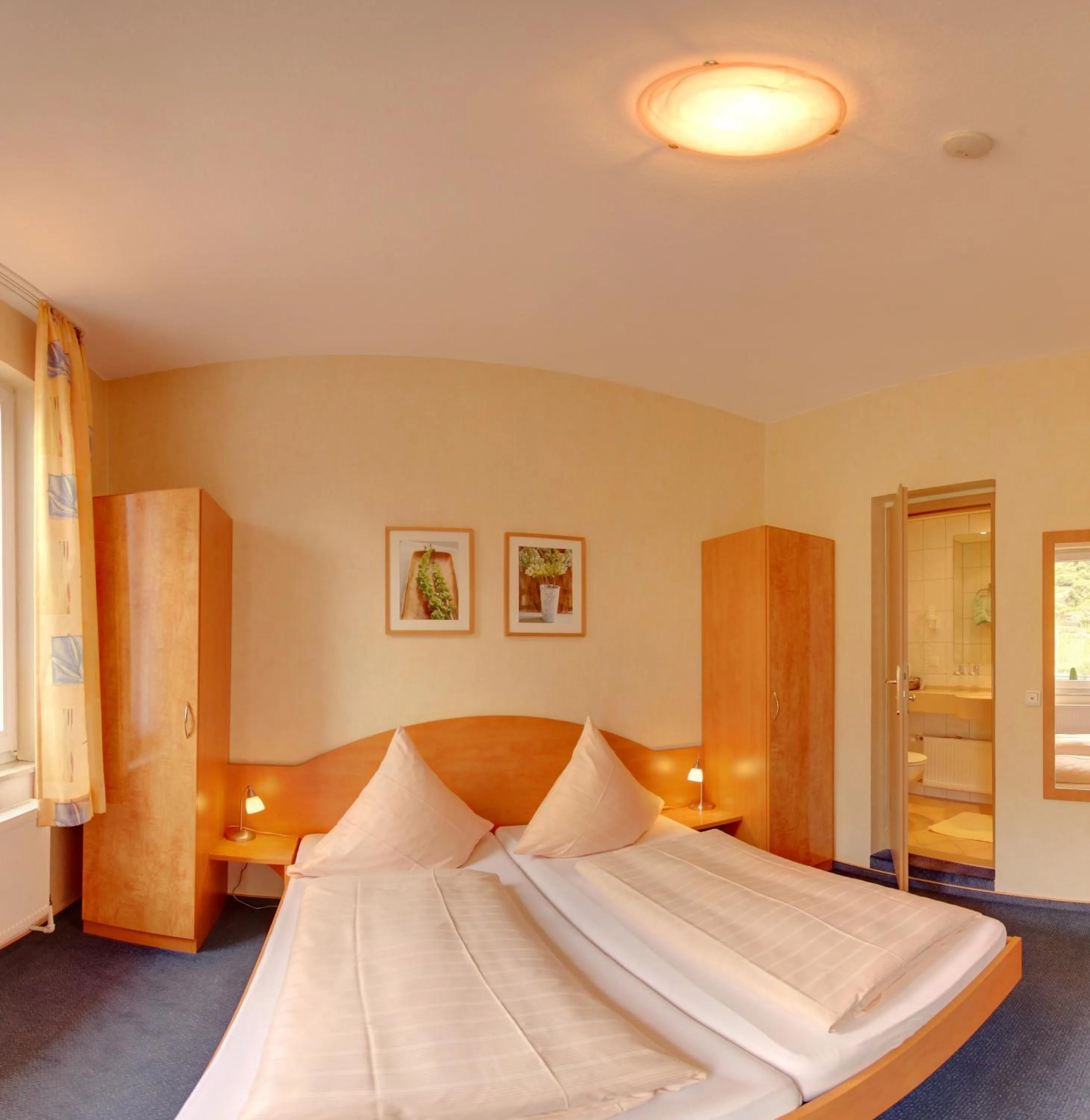 Bed in Stumbergers Hotel - free parking -